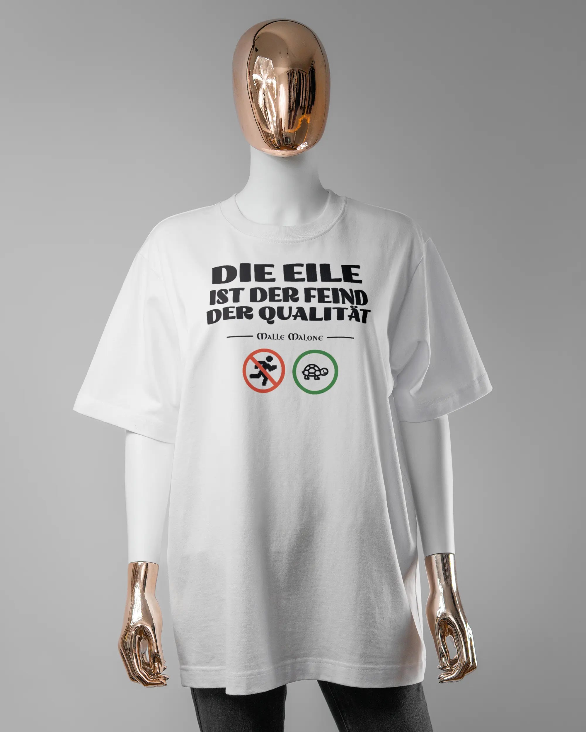 Vorderseite des Organic Unisex T-Shirt Heavy Oversized von Maondo mit dem Design Keine Eile in der Farbe White und in der Größe S getragen von einer femininen Puppe