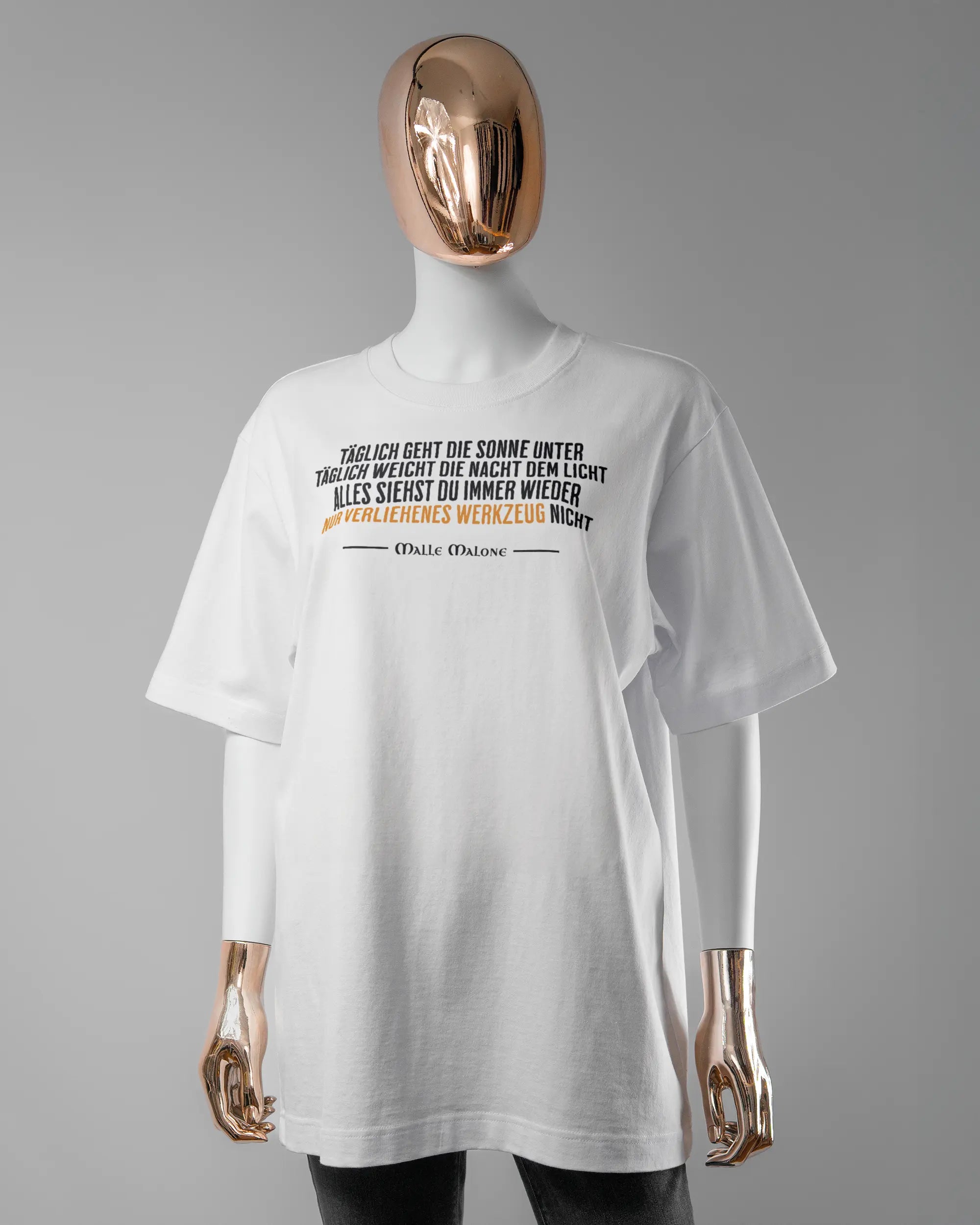 Vorderseite des Organic Unisex T-Shirt Heavy Oversized von Maondo mit dem Design Wegzeug in der Farbe White und in der Größe S getragen von einer femininen Puppe