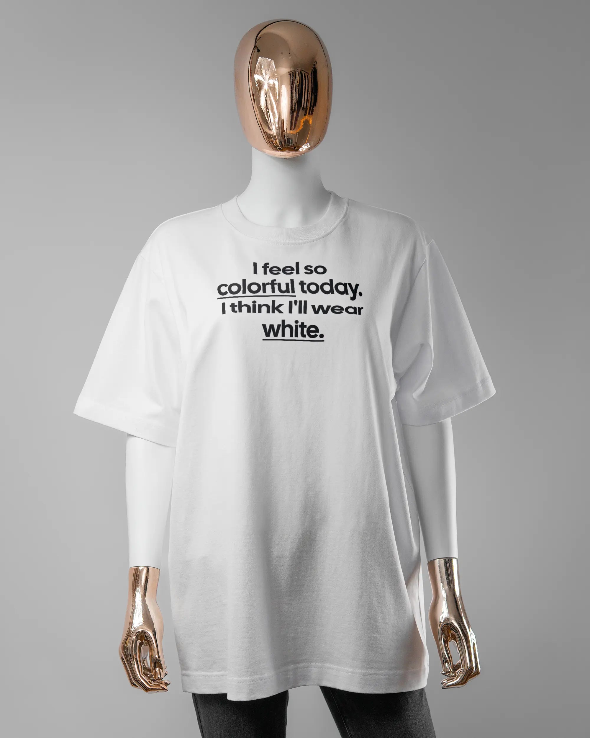 Vorderseite des Organic Unisex T-Shirt Heavy Oversized von Maondo mit dem Design Colorful Day in der Farbe White und in der Größe S getragen von einer femininen Puppe