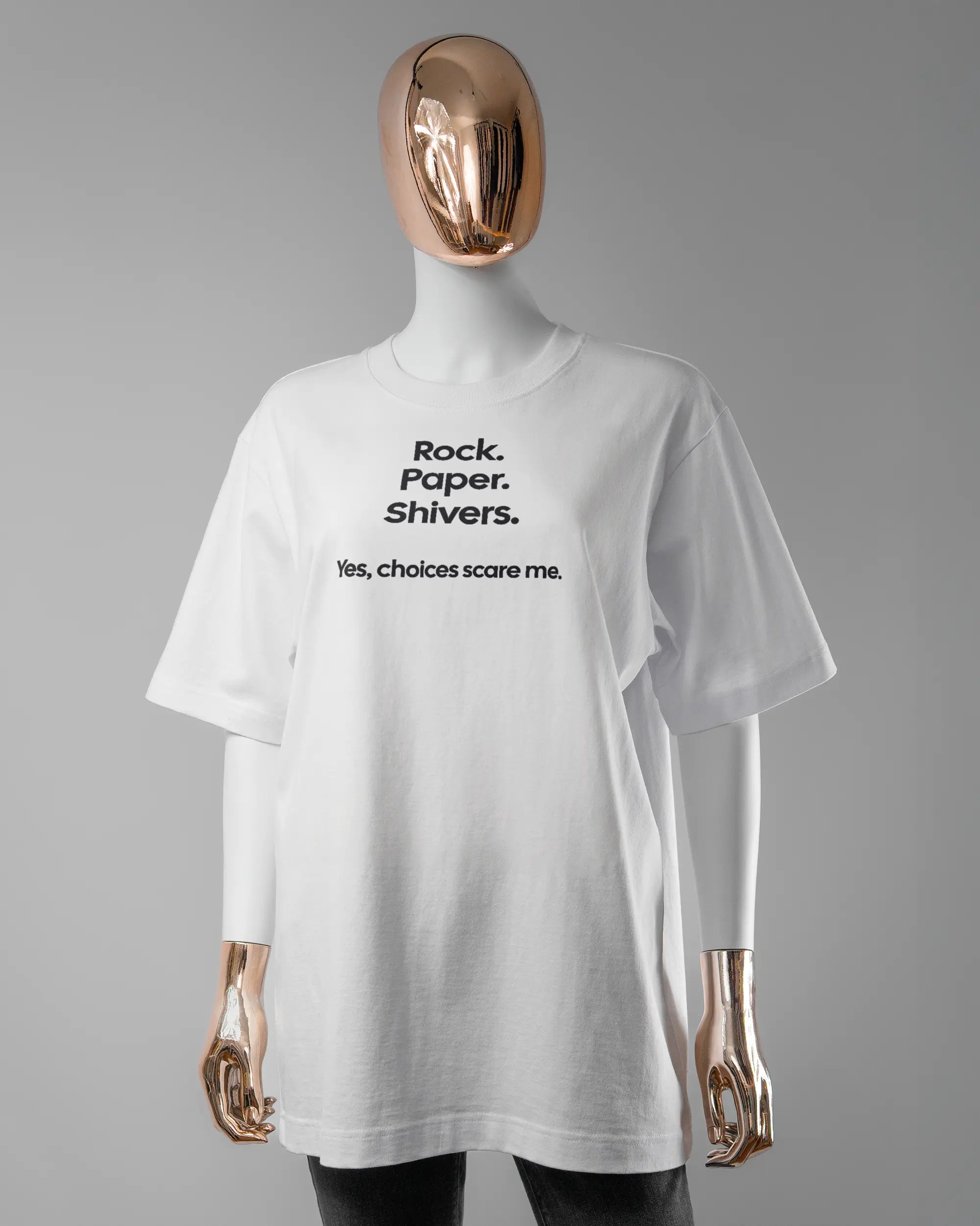 Vorderseite des Organic Unisex T-Shirt Heavy Oversized von Maondo mit dem Design Rock Paper Shivers in der Farbe White und in der Größe S getragen von einer femininen Puppe