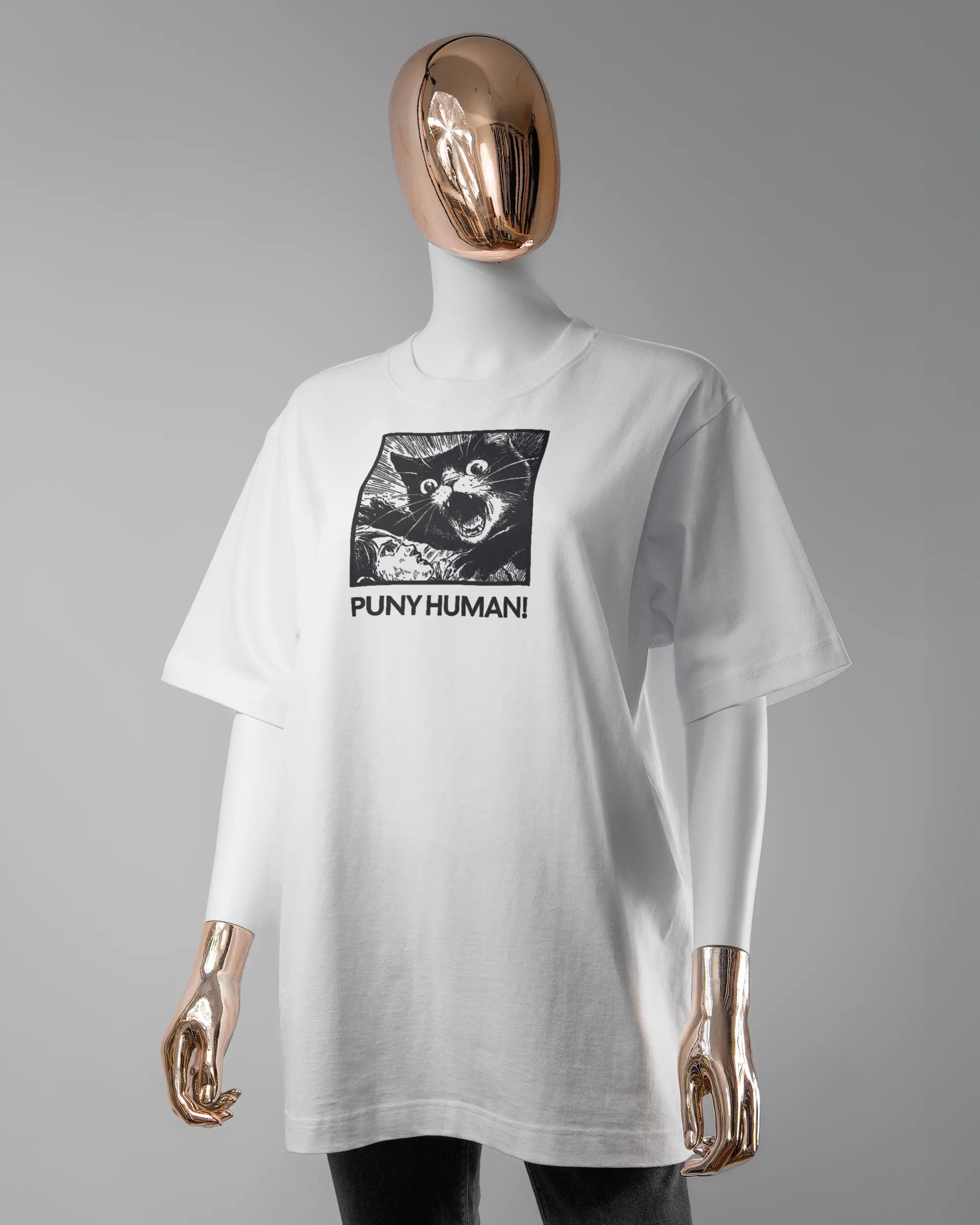 Vorderseite des Organic Unisex T-Shirt Heavy Oversized von Maondo mit dem Design Puny Human in der Farbe White und in der Größe S getragen von einer femininen Puppe