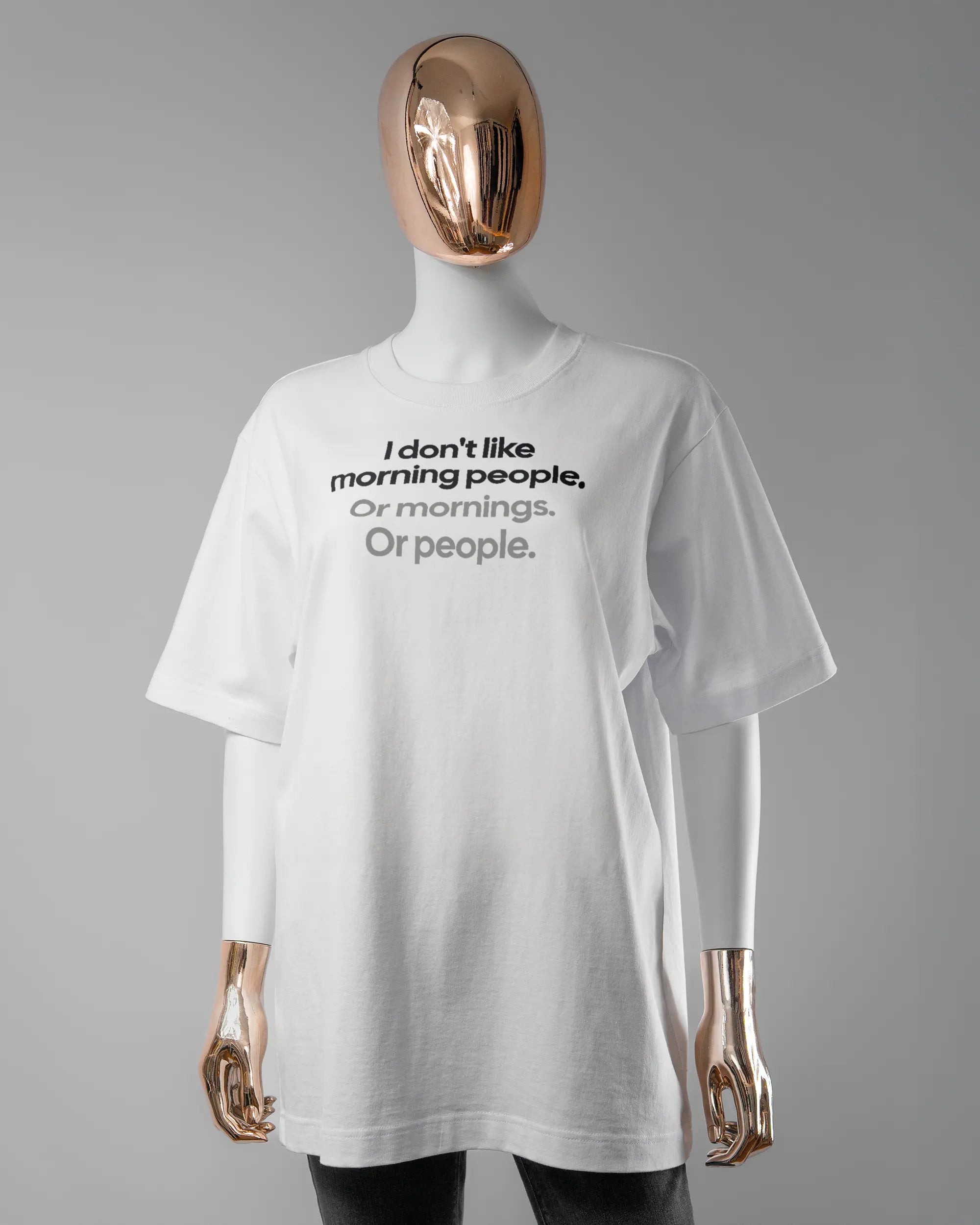 Vorderseite des Organic Unisex T-Shirt Heavy Oversized von Maondo mit dem Design Morning Person in der Farbe White und in der Größe S getragen von einer femininen Puppe