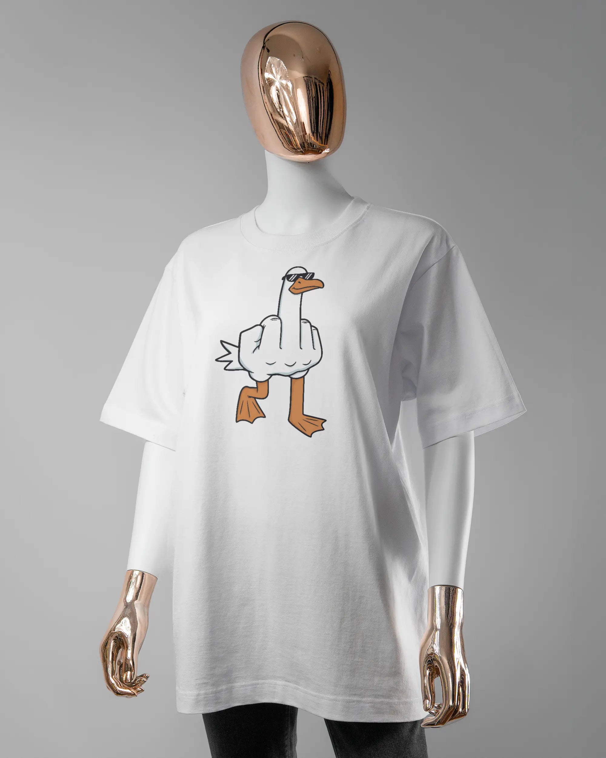 Vorderseite des Organic Unisex T-Shirt Heavy Oversized von Maondo mit dem Design I give a duck in der Farbe White und in der Größe S getragen von einer femininen Puppe