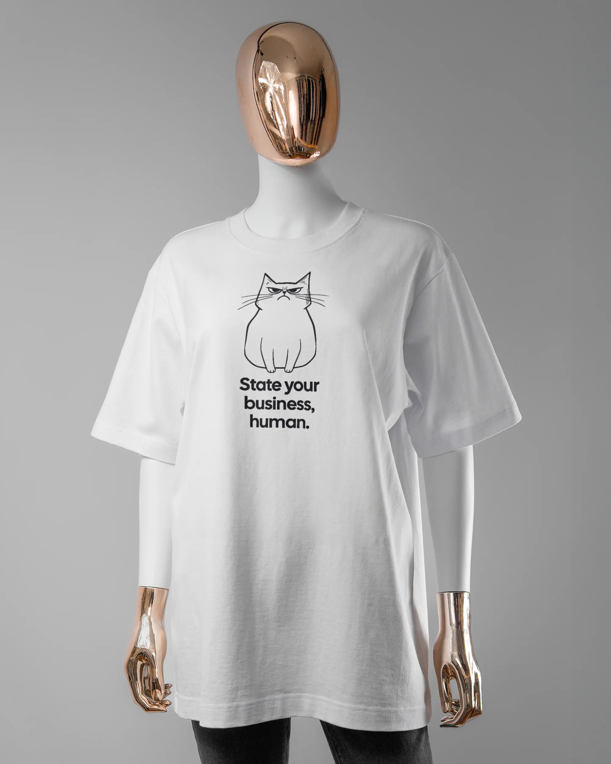 Vorderseite des Organic Unisex T-Shirt Heavy Oversized von Maondo mit dem Design Grumpy Purr in der Farbe White und in der Größe S getragen von einer femininen Puppe