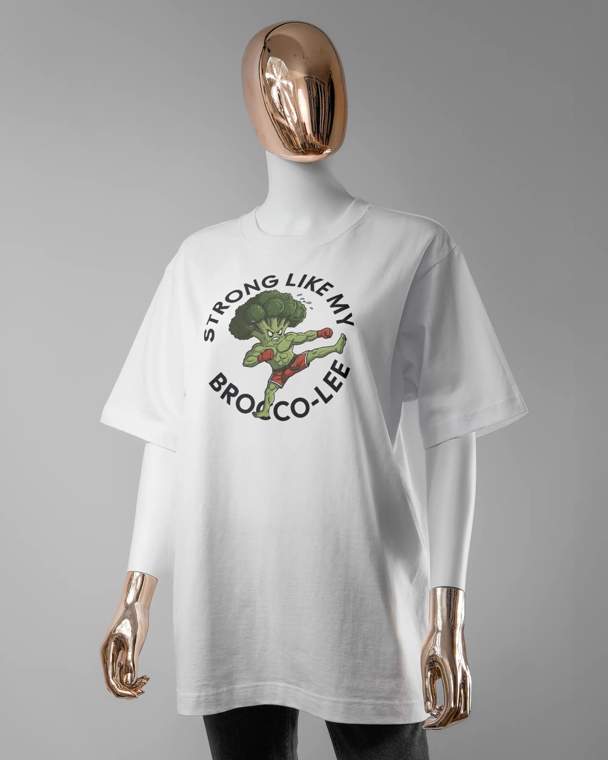 Vorderseite des Organic Unisex T-Shirt Heavy Oversized von Maondo mit dem Design Brocco-Lee in der Farbe White und in der Größe S getragen von einer femininen Puppe