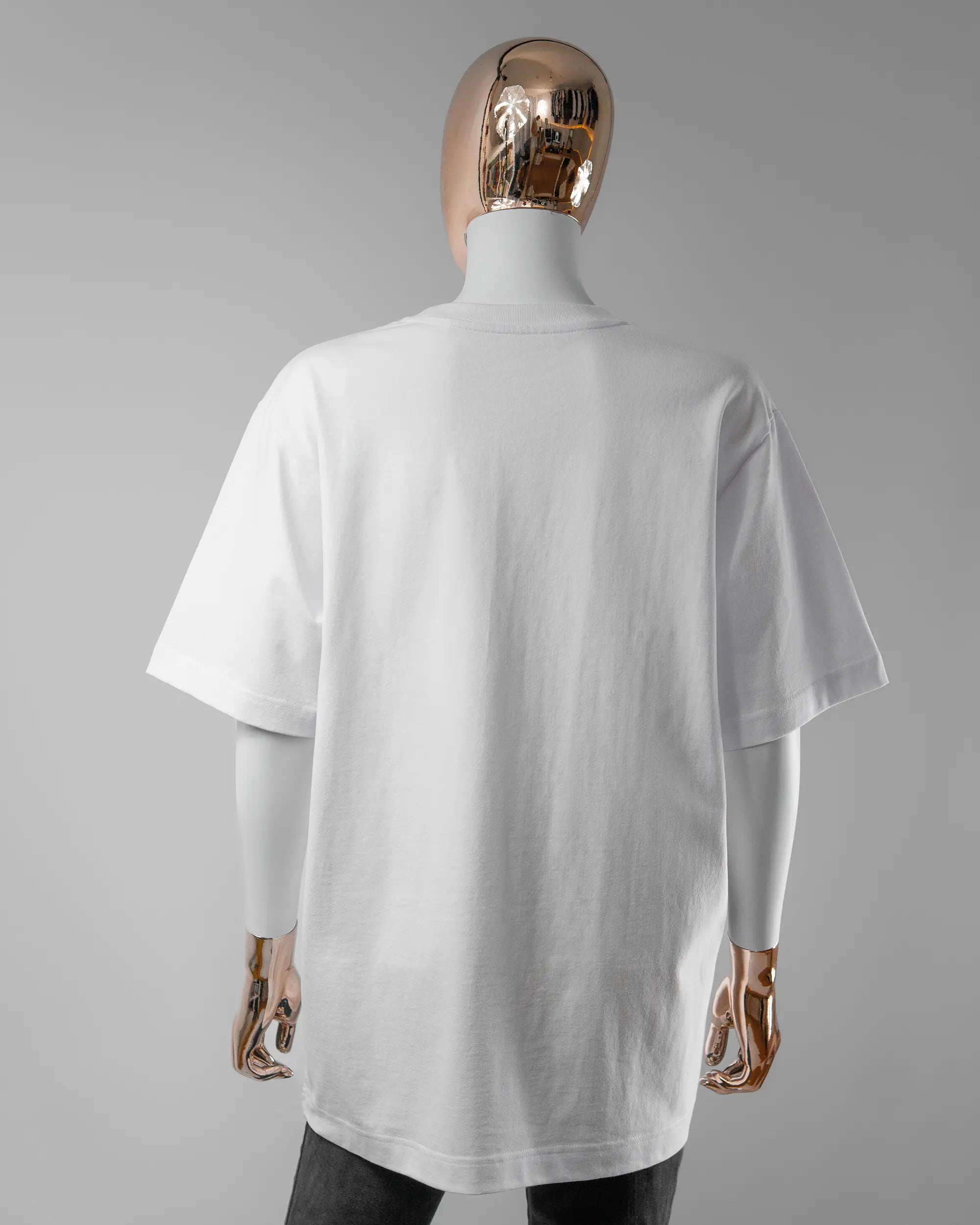 Rückseite des Organic Unisex T-Shirt Heavy Oversized von Maondo ohne Motiv in der Farbe White und in der Größe S getragen von einer femininen Puppe