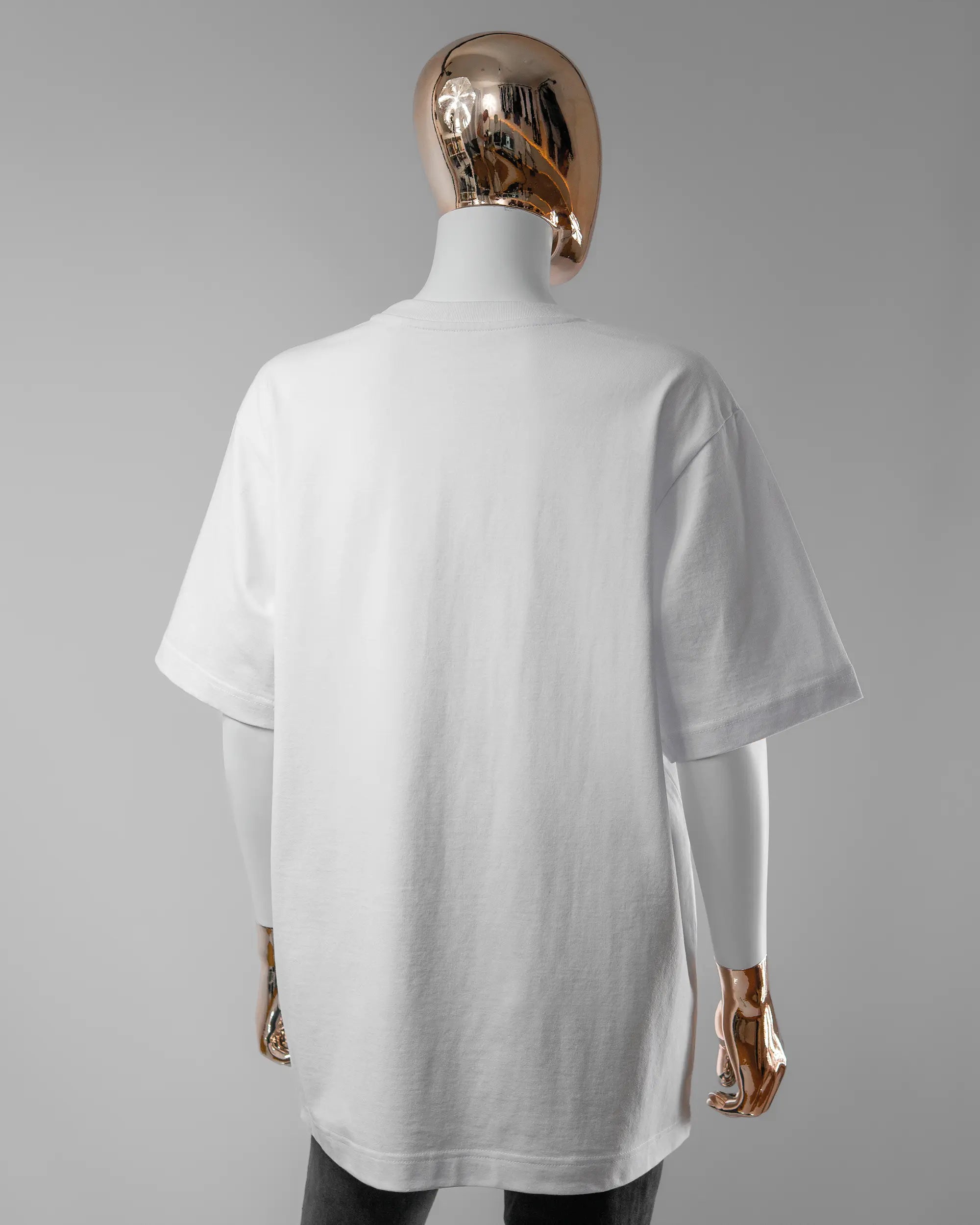 Rückseite des Organic Unisex T-Shirt Heavy Oversized von Maondo ohne Motiv in der Farbe White und in der Größe S getragen von einer femininen Puppe