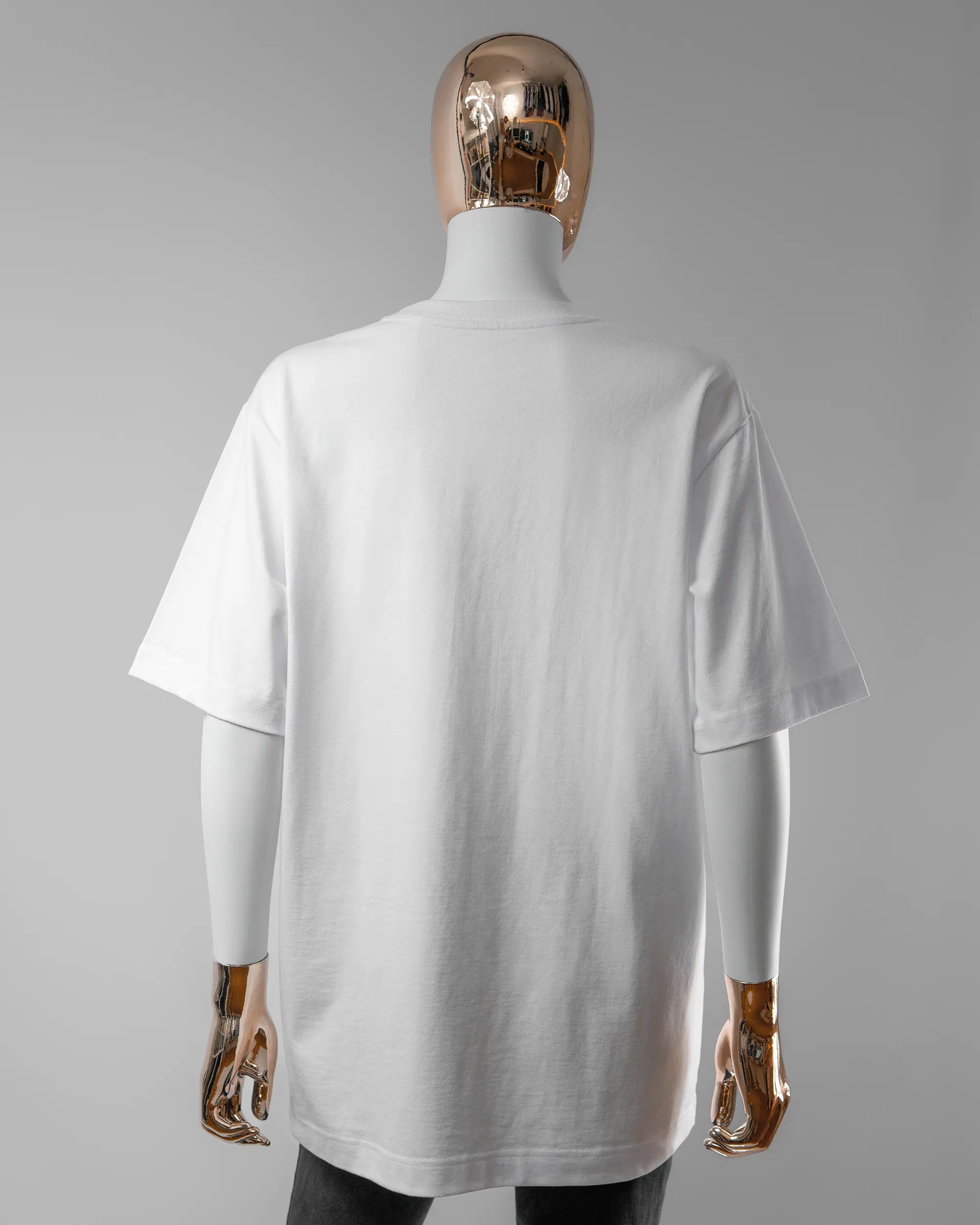 Rückseite des Organic Unisex T-Shirt Heavy Oversized von Maondo ohne Motiv in der Farbe White und in der Größe S getragen von einer femininen Puppe