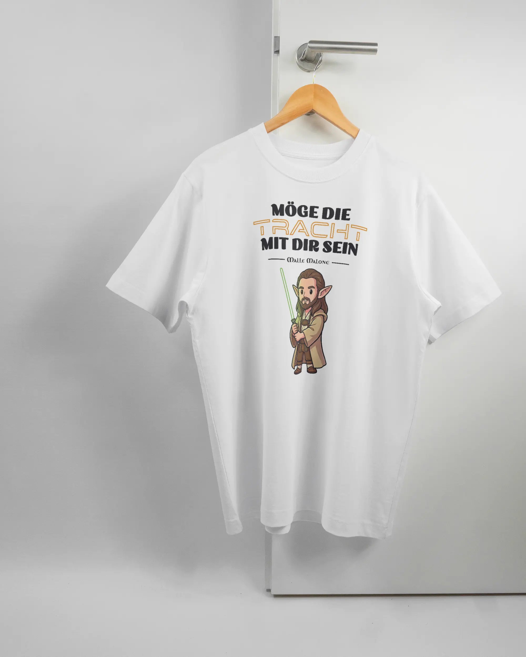Vorderseite des Organic Unisex T-Shirt Heavy Oversized von Maondo mit dem Design Tracht mit dir in der Farbe White und in der Größe S auf einem Bügel an der Türklinke aufgehängt