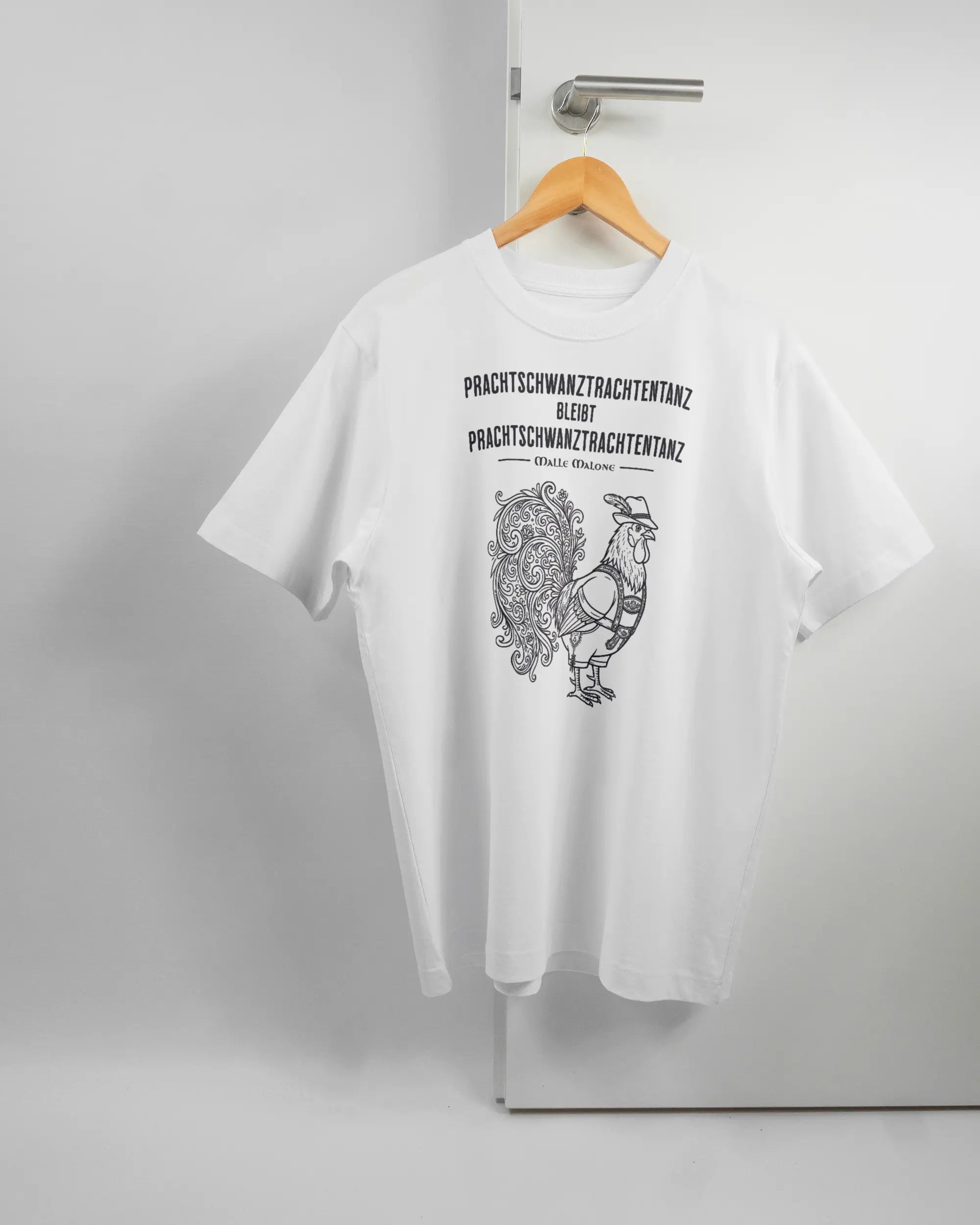 Vorderseite des Organic Unisex T-Shirt Heavy Oversized von Maondo mit dem Design Trachtentanz in der Farbe White und in der Größe S auf einem Bügel an der Türklinke aufgehängt