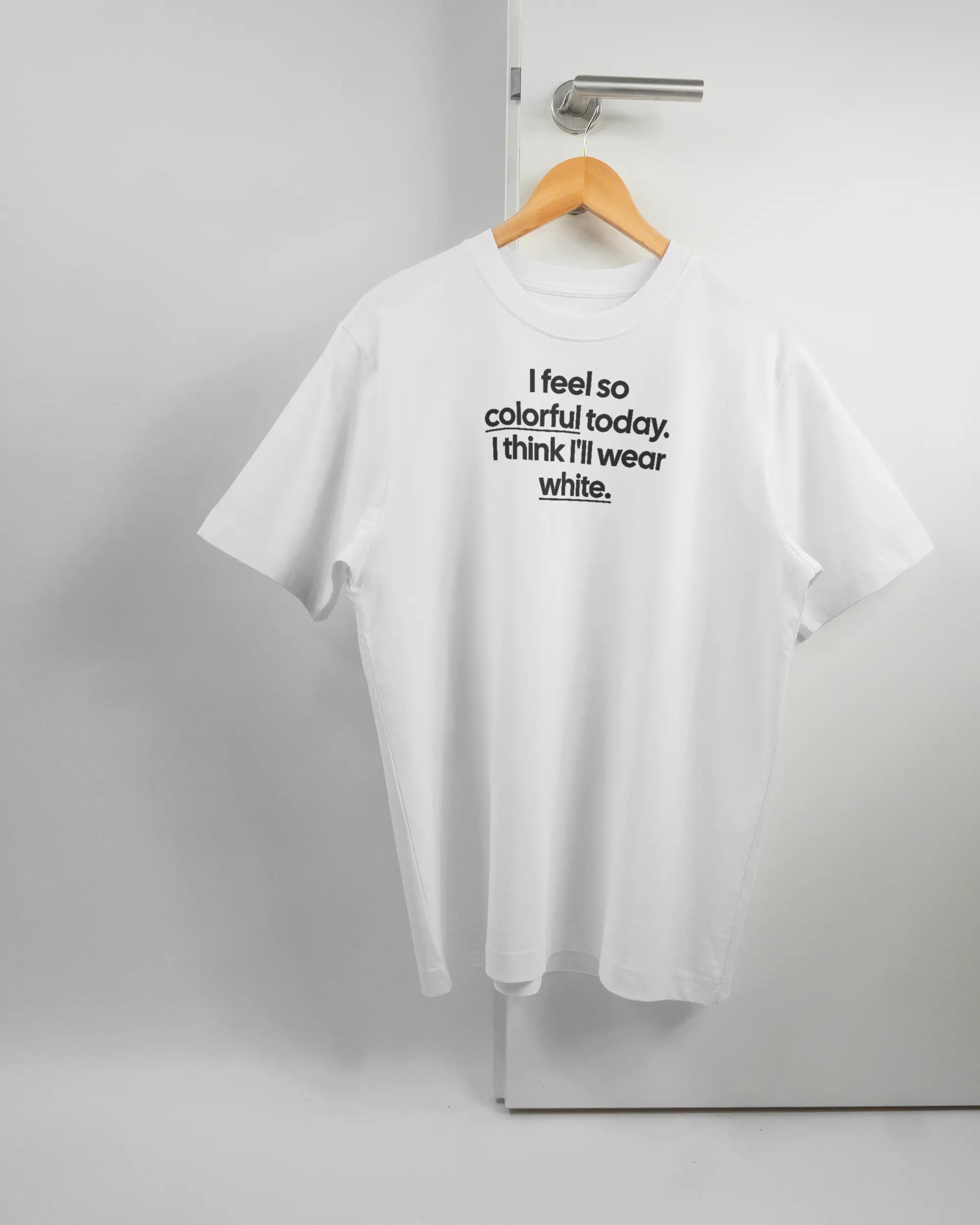 Vorderseite des Organic Unisex T-Shirt Heavy Oversized von Maondo mit dem Design Colorful Day in der Farbe White und in der Größe S auf einem Bügel an der Türklinke aufgehängt