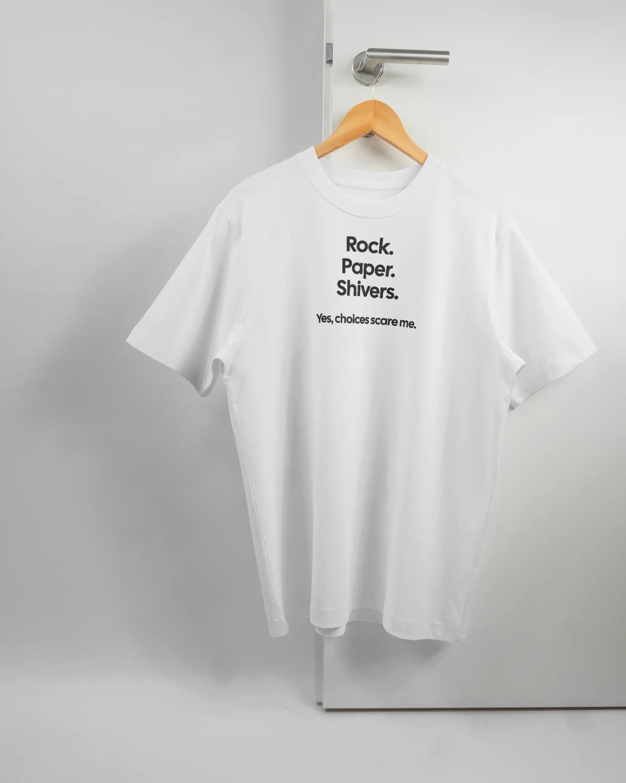 Vorderseite des Organic Unisex T-Shirt Heavy Oversized von Maondo mit dem Design Rock Paper Shivers in der Farbe White und in der Größe S auf einem Bügel an der Türklinke aufgehängt