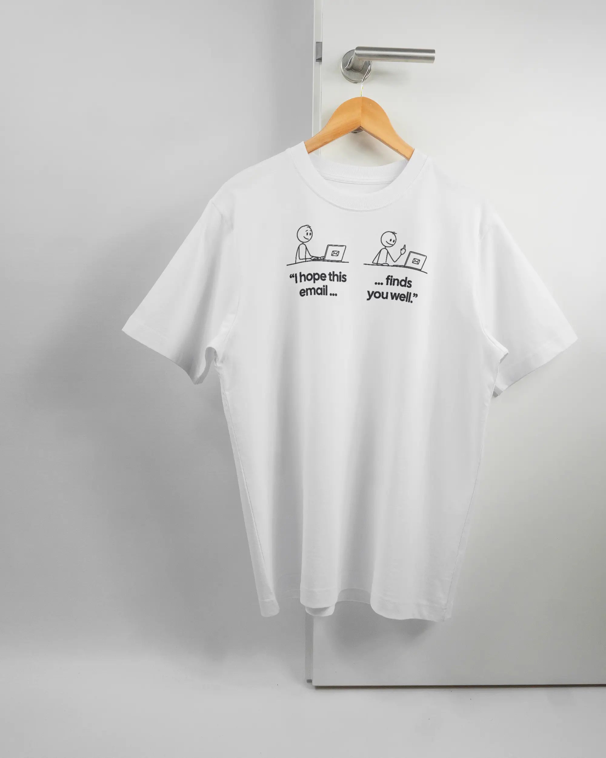 Vorderseite des Organic Unisex T-Shirt Heavy Oversized von Maondo mit dem Design Found me not well in der Farbe White und in der Größe S auf einem Bügel an der Türklinke aufgehängt