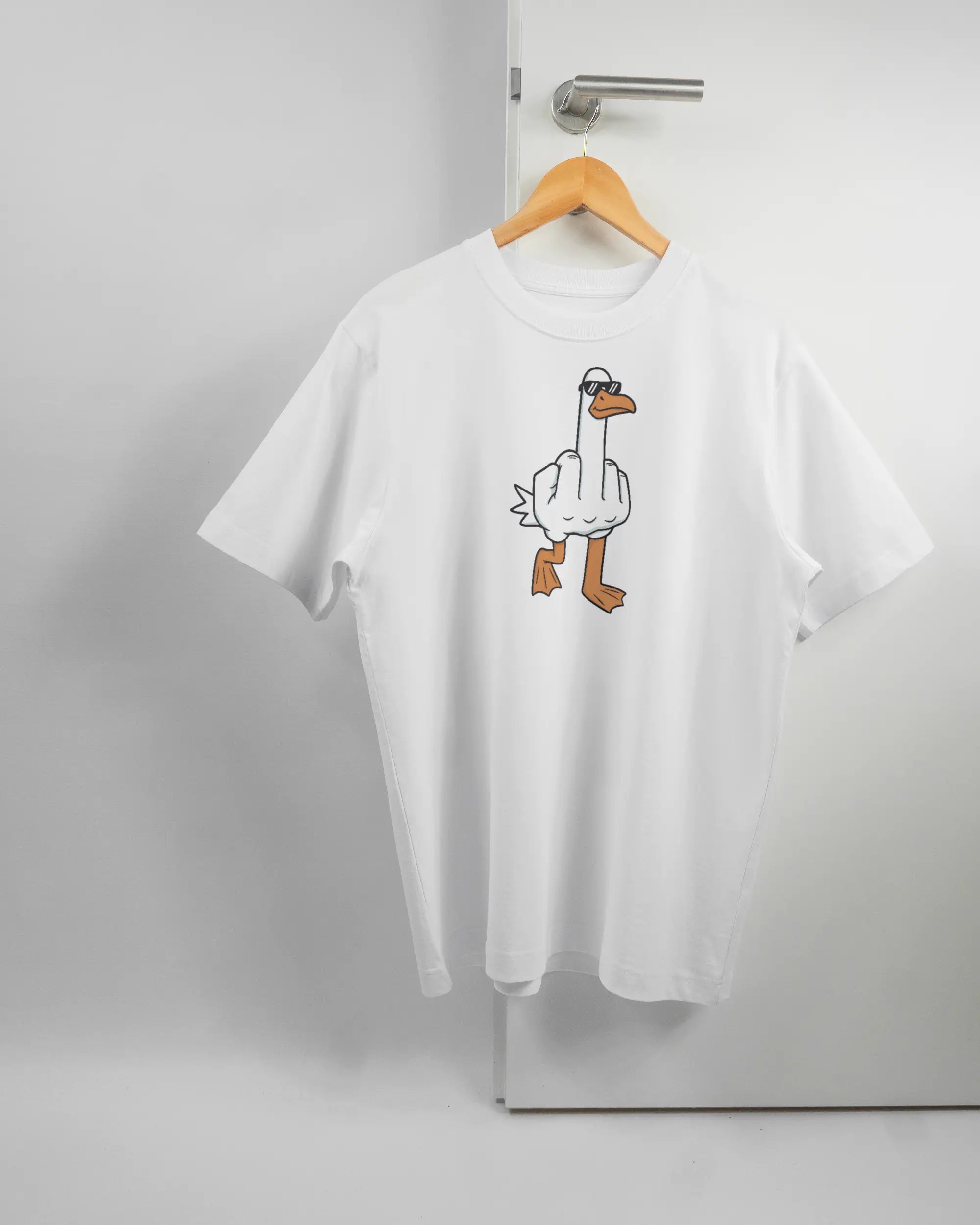 Vorderseite des Organic Unisex T-Shirt Heavy Oversized von Maondo mit dem Design I give a duck in der Farbe White und in der Größe S auf einem Bügel an der Türklinke aufgehängt