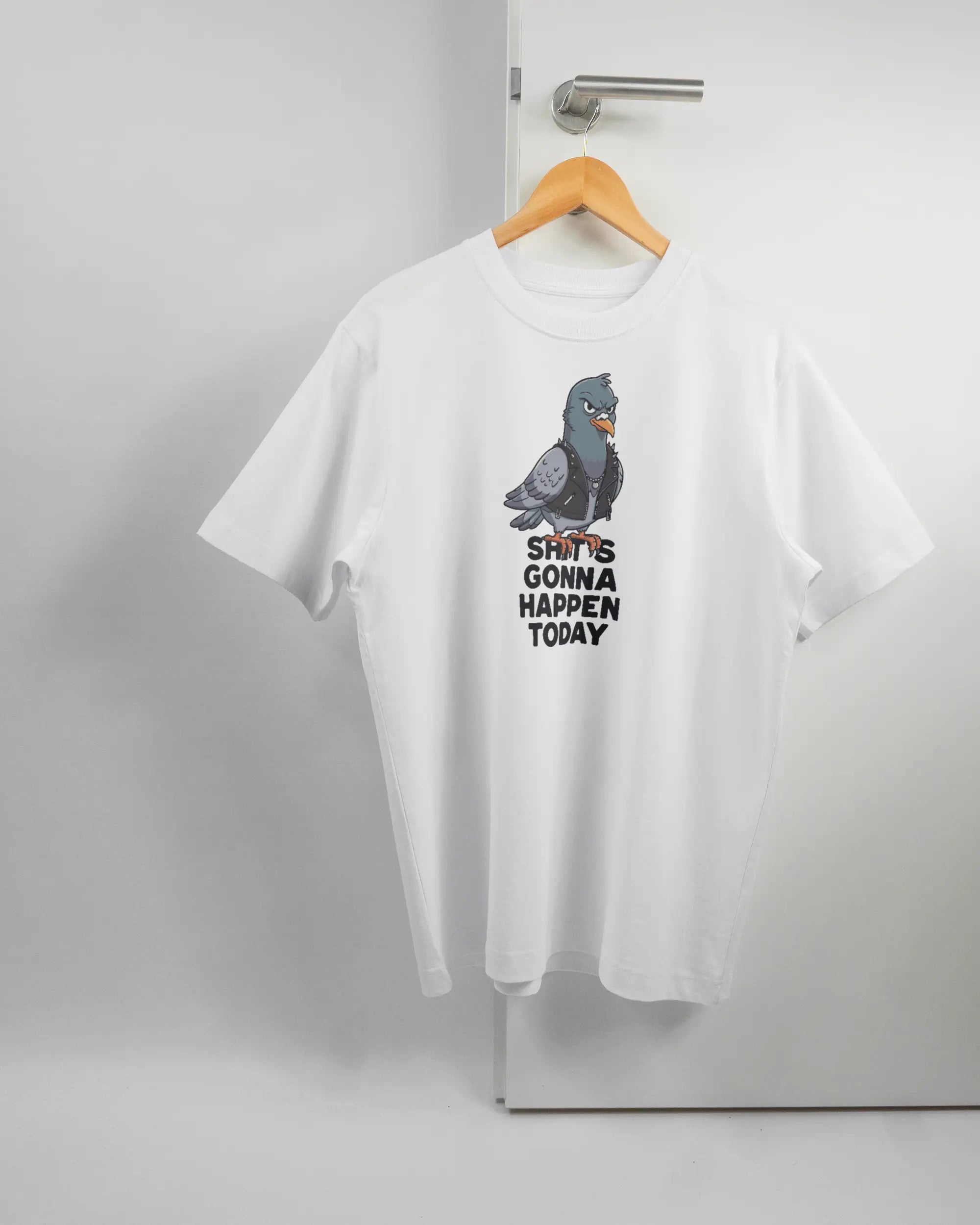 Vorderseite des Organic Unisex T-Shirt Heavy Oversized von Maondo mit dem Design Pigeon Pun in der Farbe White und in der Größe S auf einem Bügel an der Türklinke aufgehängt