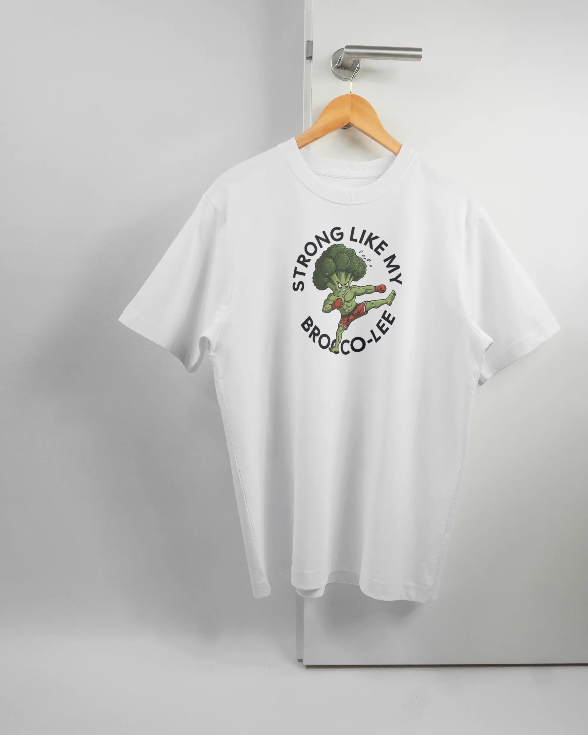 Vorderseite des Organic Unisex T-Shirt Heavy Oversized von Maondo mit dem Design Brocco-Lee in der Farbe White und in der Größe S auf einem Bügel an der Türklinke aufgehängt