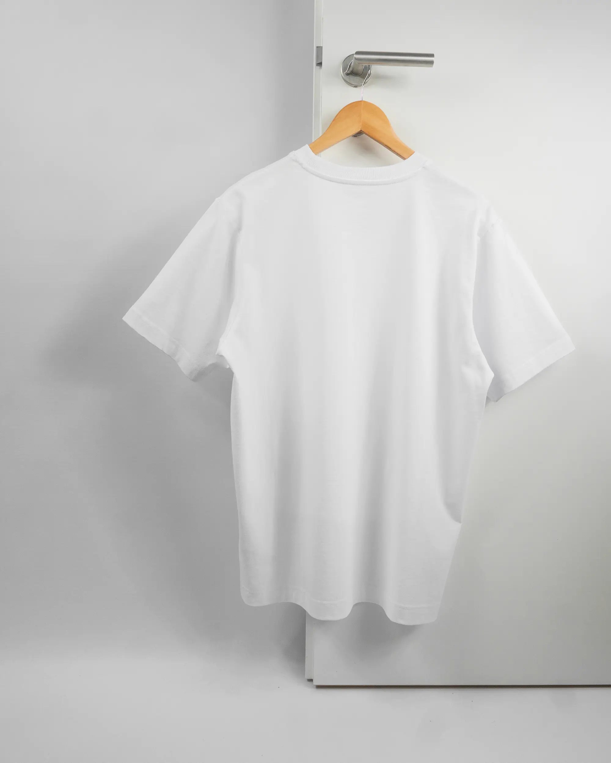 Rückseite des Organic Unisex T-Shirt Heavy Oversized von Maondo ohne Motiv in der Farbe White und in der Größe S auf einem Bügel an der Türklinke aufgehängt