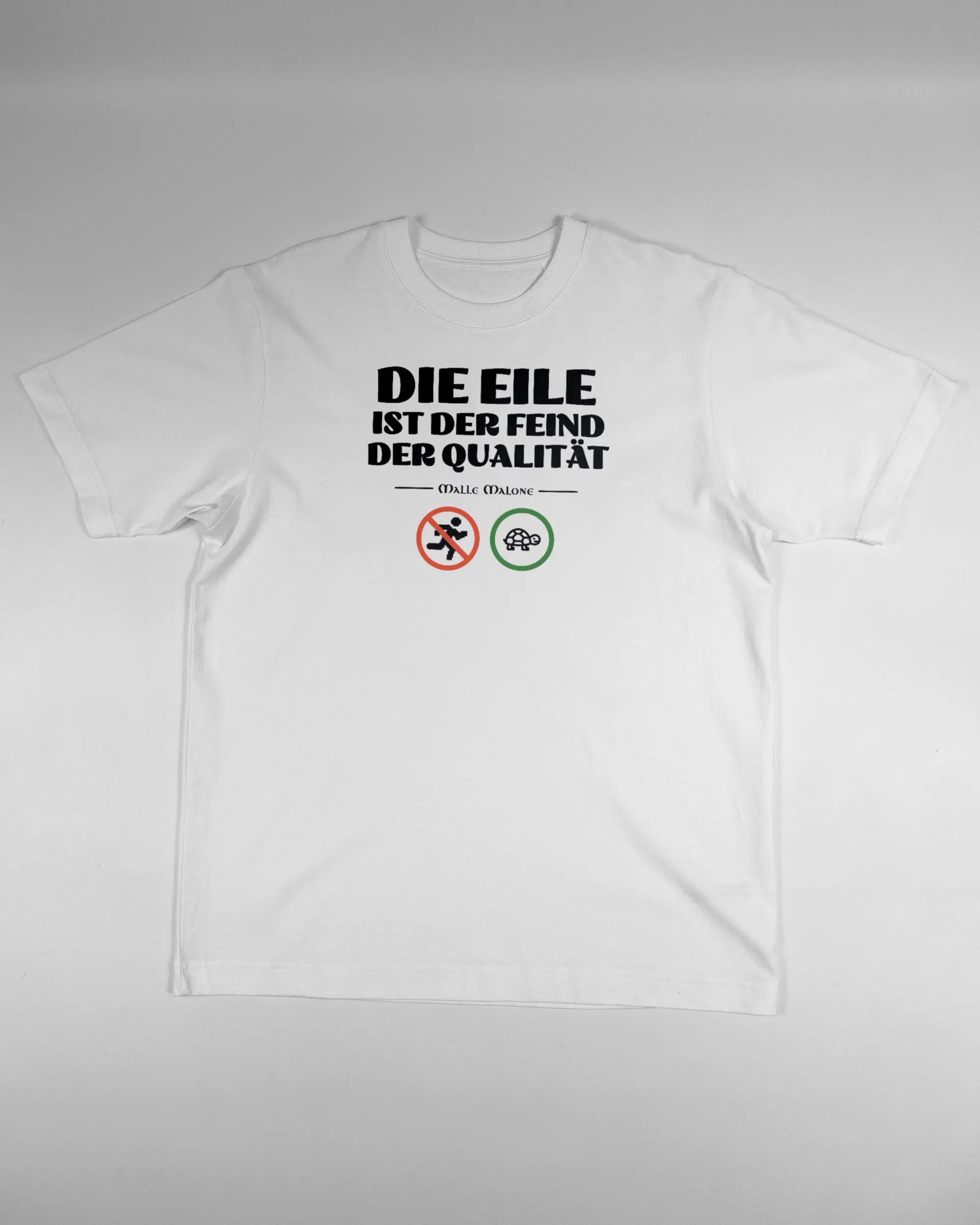 Vorderseite des Organic Unisex T-Shirt Heavy Oversized von Maondo mit dem Design Keine Eile in der Farbe White und in der Größe S flach auf den Boden gelegt