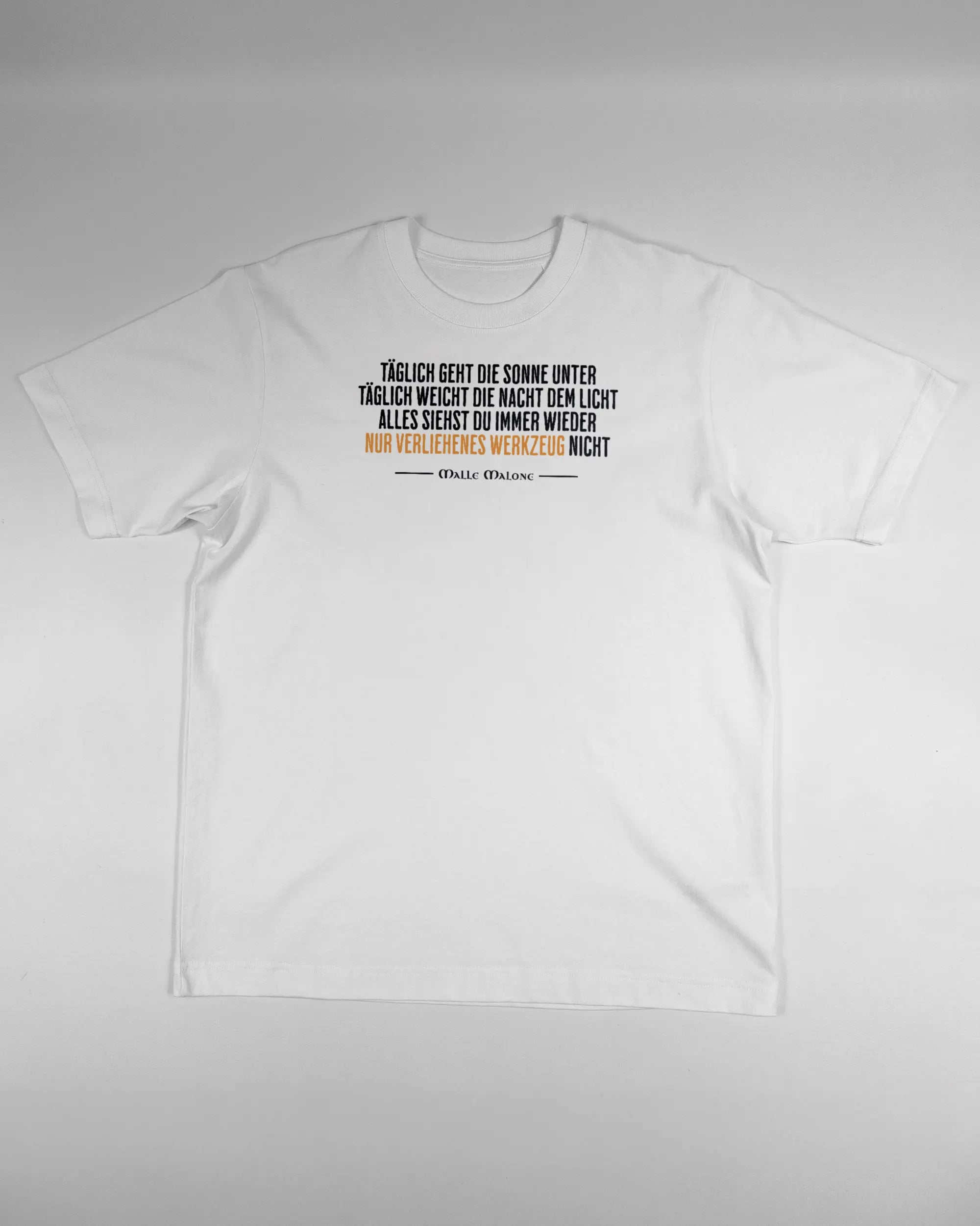 Vorderseite des Organic Unisex T-Shirt Heavy Oversized von Maondo mit dem Design Wegzeug in der Farbe White und in der Größe S flach auf den Boden gelegt