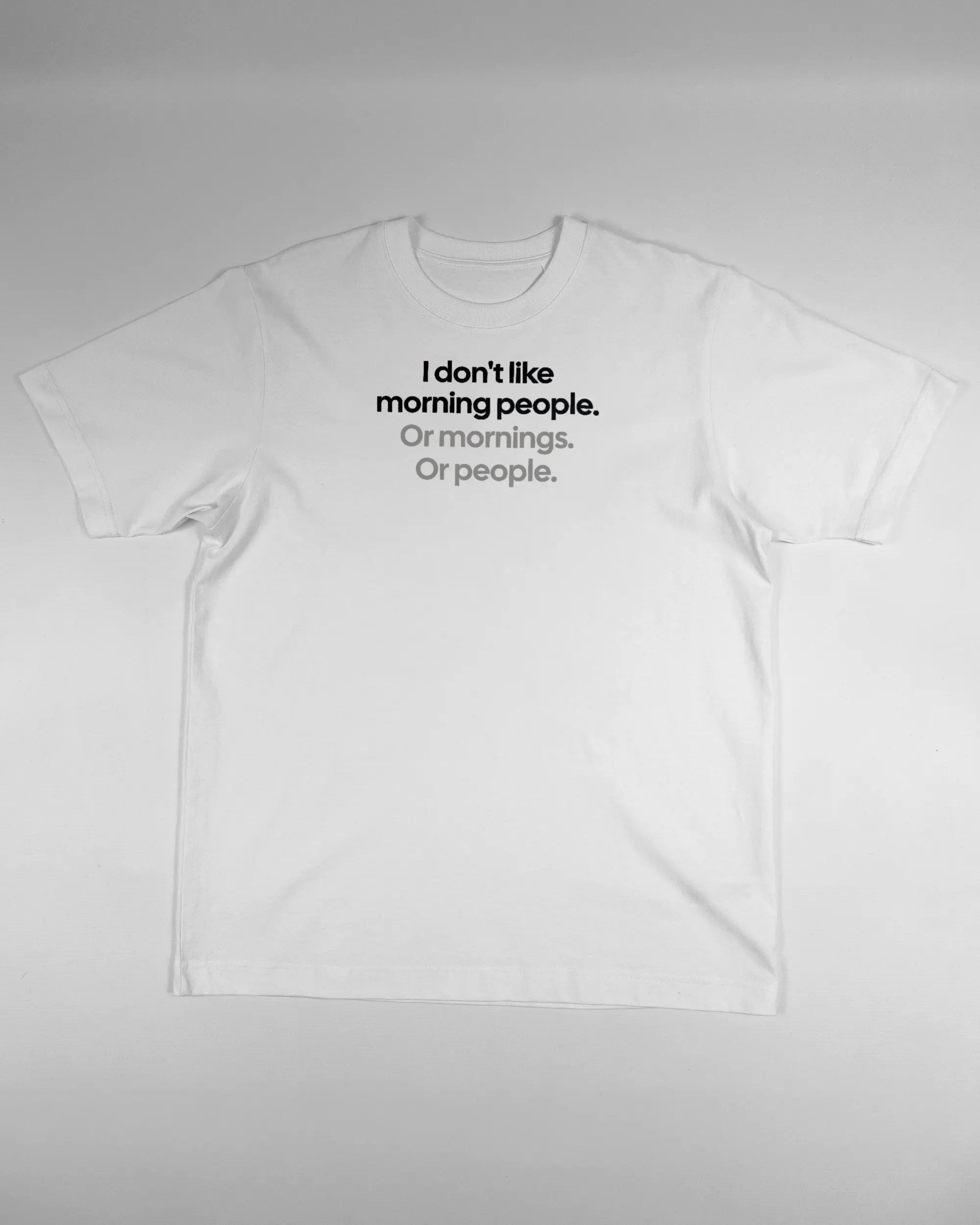 Vorderseite des Organic Unisex T-Shirt Heavy Oversized von Maondo mit dem Design Morning Person in der Farbe White und in der Größe S flach auf den Boden gelegt