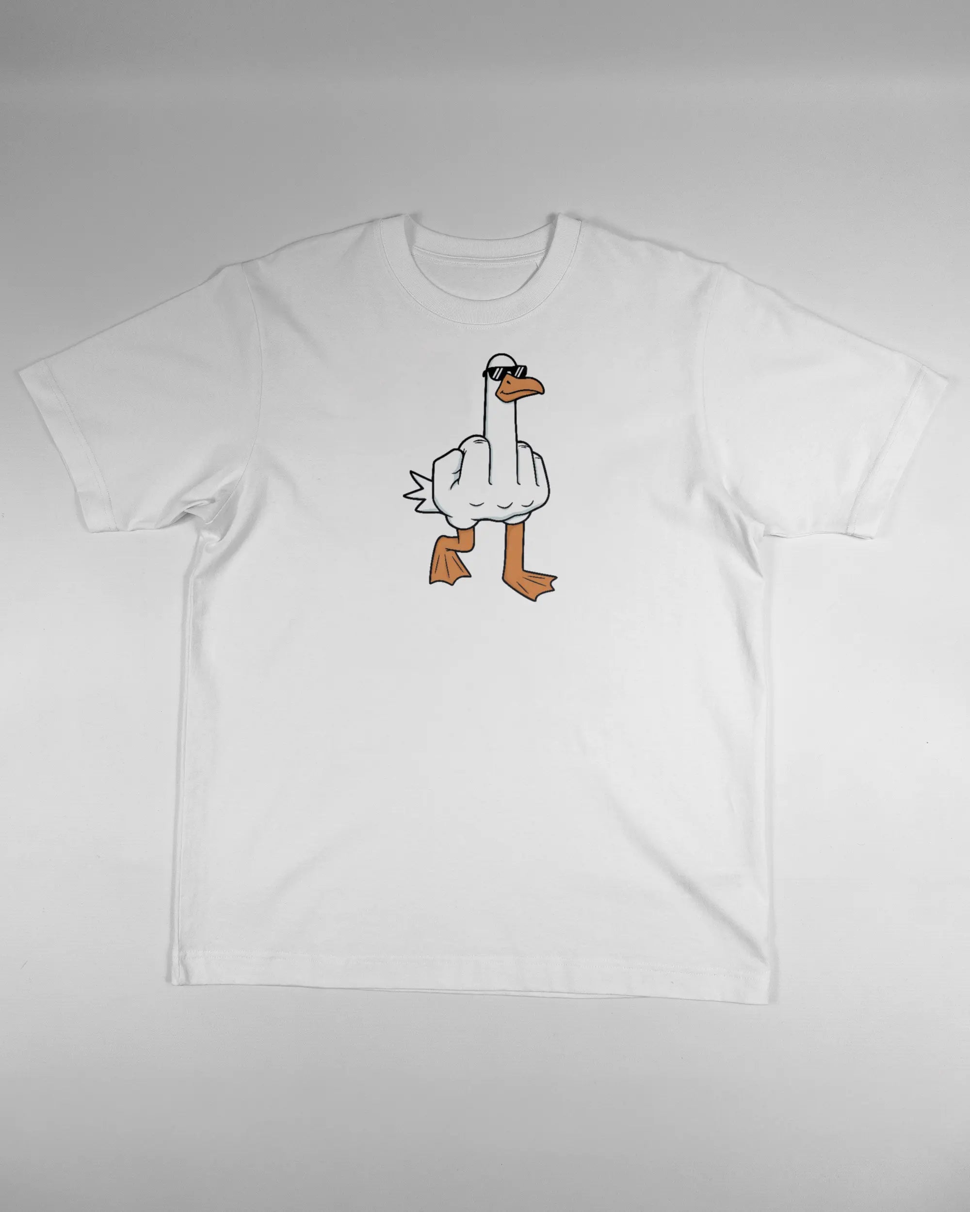 Vorderseite des Organic Unisex T-Shirt Heavy Oversized von Maondo mit dem Design I give a duck in der Farbe White und in der Größe S flach auf den Boden gelegt