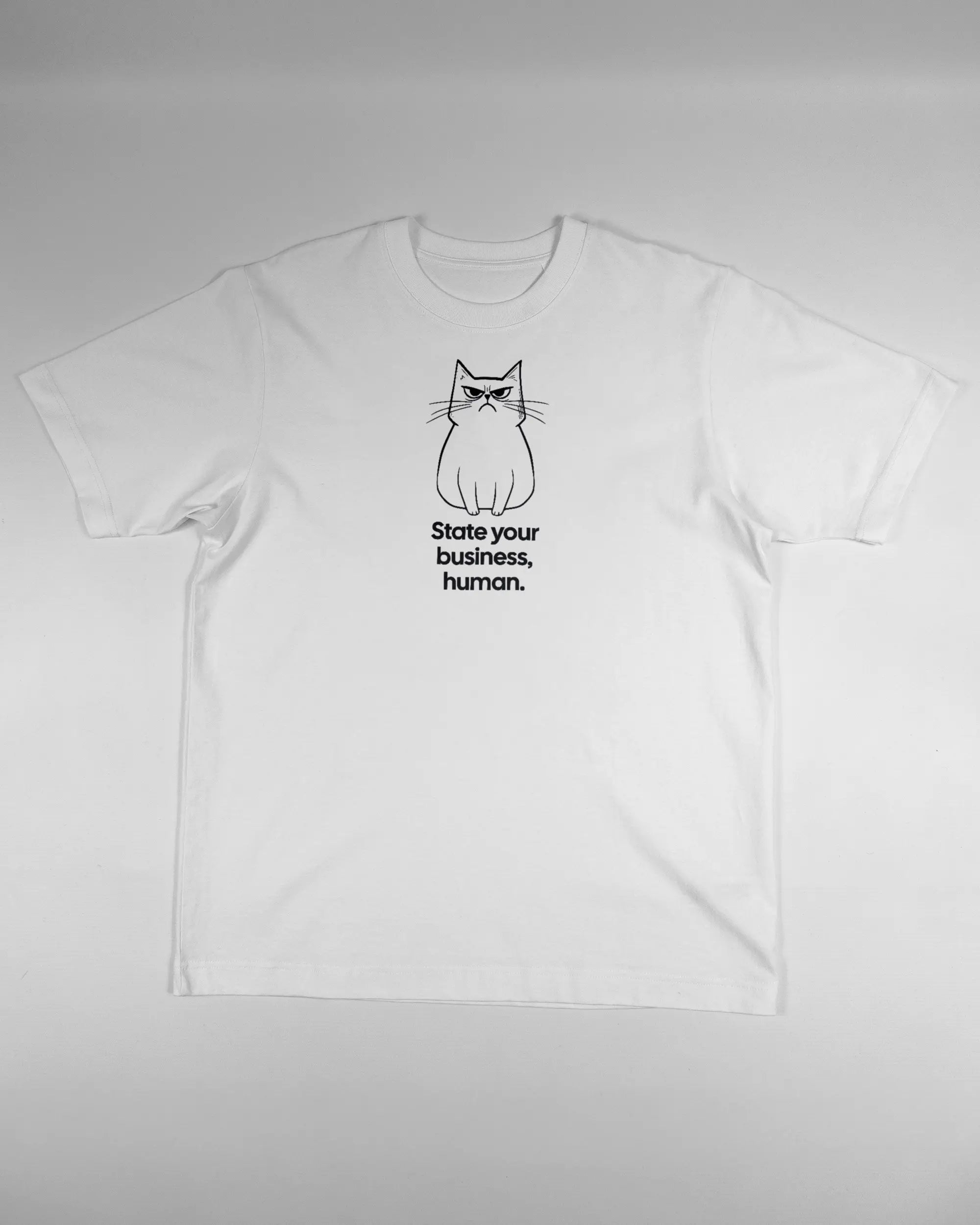 Vorderseite des Organic Unisex T-Shirt Heavy Oversized von Maondo mit dem Design Grumpy Purr in der Farbe White und in der Größe S flach auf den Boden gelegt