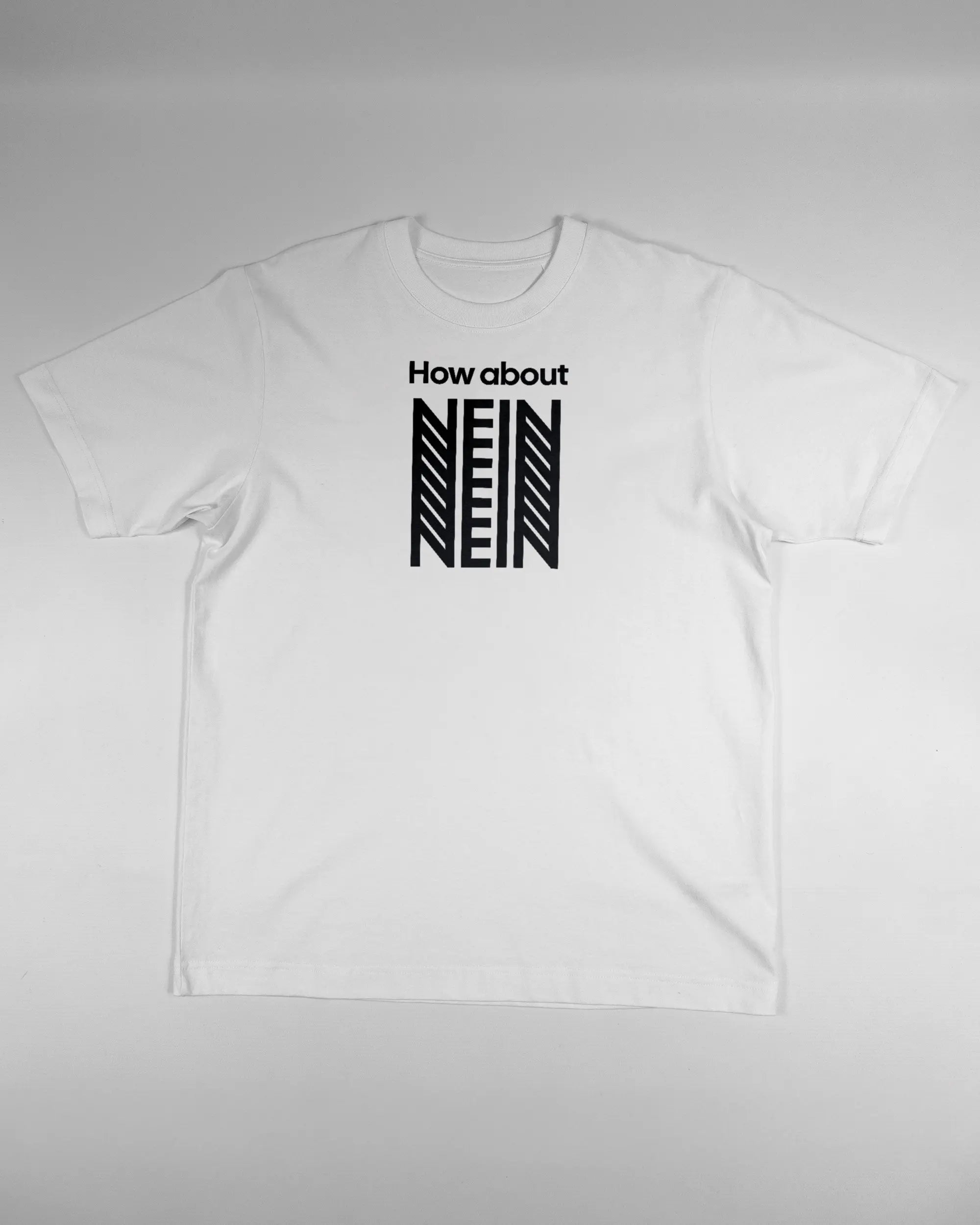 Vorderseite des Organic Unisex T-Shirt Heavy Oversized von Maondo mit dem Design How about nein in der Farbe White und in der Größe S flach auf den Boden gelegt