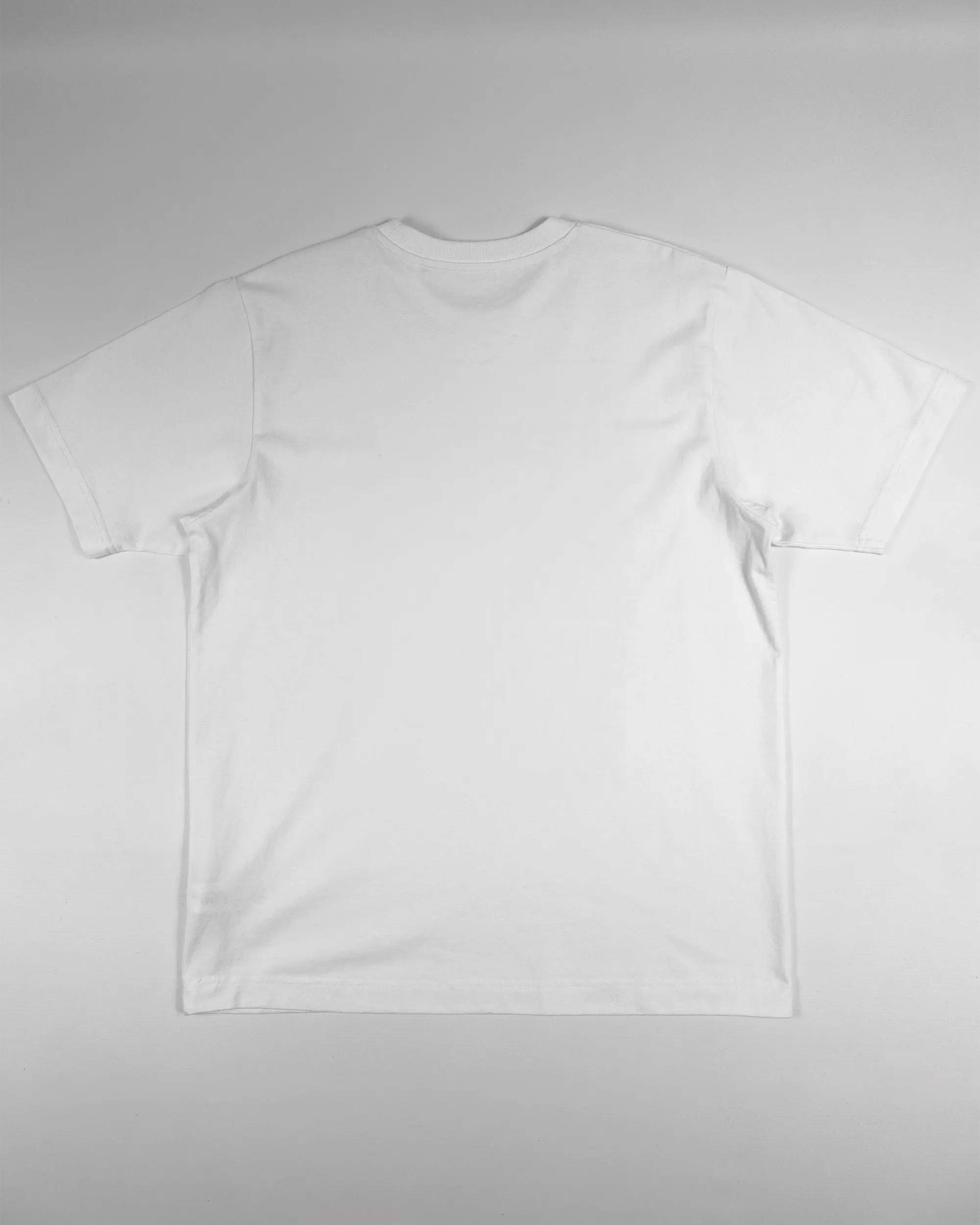 Rückseite des Organic Unisex T-Shirt Heavy Oversized von Maondo ohne Motiv in der Farbe White und in der Größe S flach auf den Boden gelegt