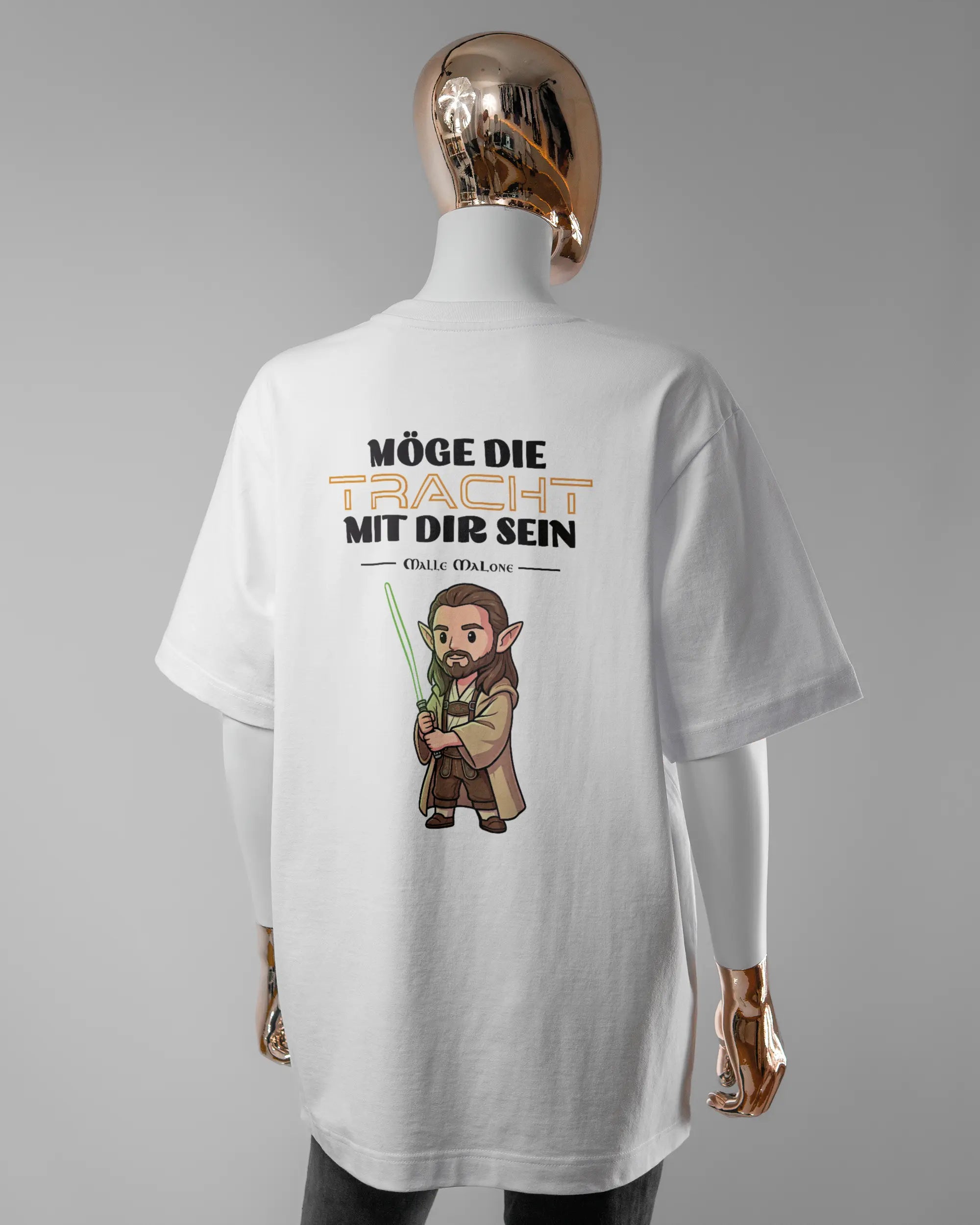 Rückseite des Organic Unisex T-Shirt Heavy Oversized von Maondo mit dem Design Tracht mit dir in der Farbe White und in der Größe S getragen von einer femininen Puppe