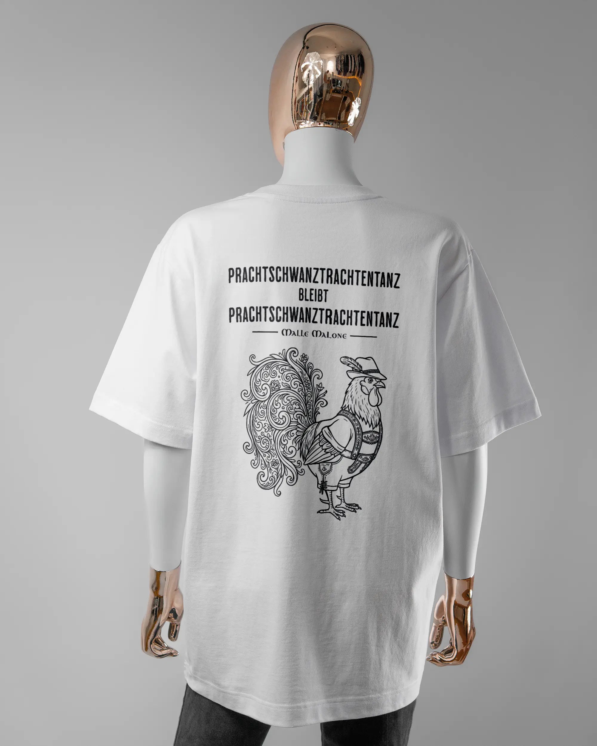 Rückseite des Organic Unisex T-Shirt Heavy Oversized von Maondo mit dem Design Trachtentanz in der Farbe White und in der Größe S getragen von einer femininen Puppe