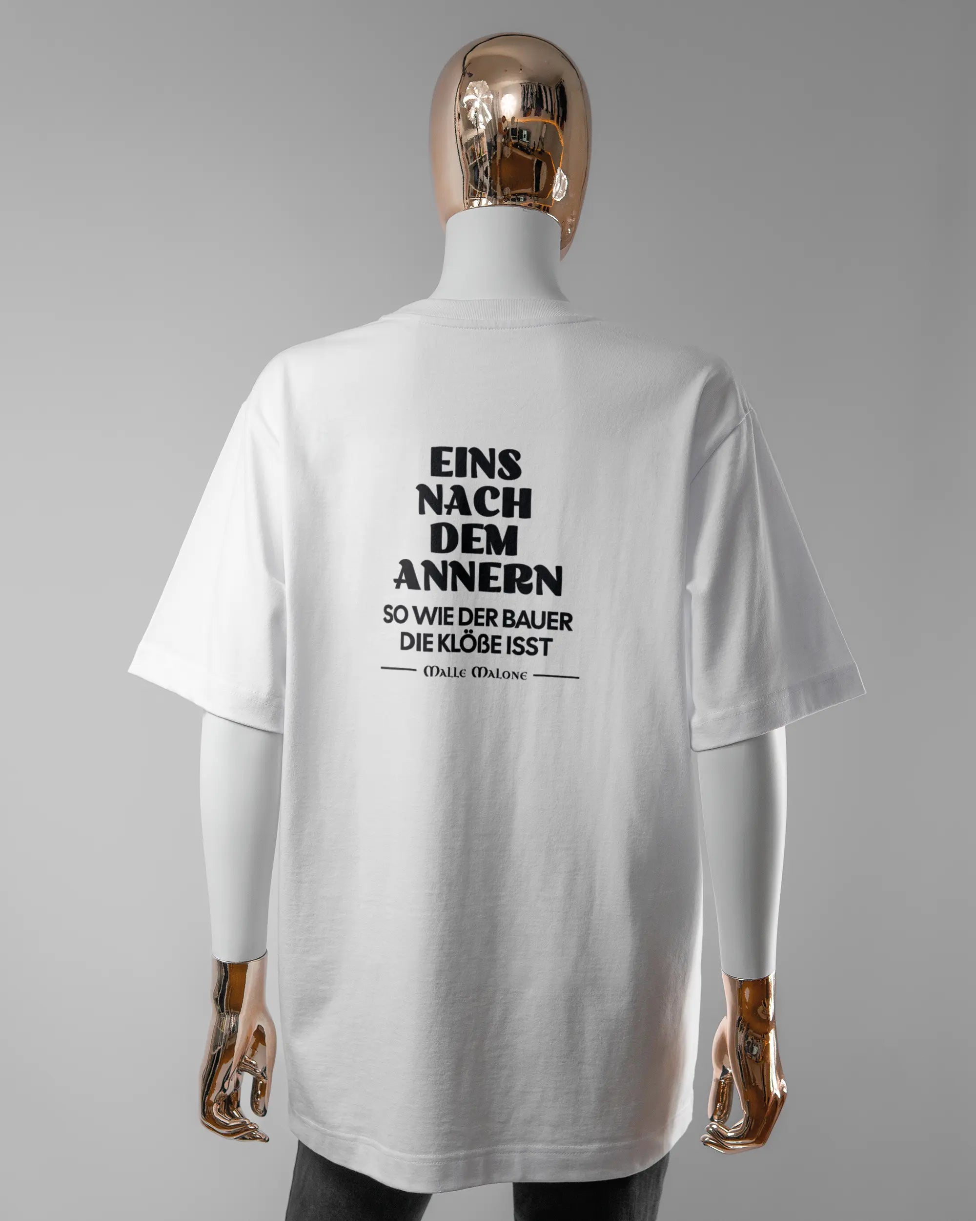 Rückseite des Organic Unisex T-Shirt Heavy Oversized von Maondo mit dem Design Eins nach dem Annern in der Farbe White und in der Größe S getragen von einer femininen Puppe