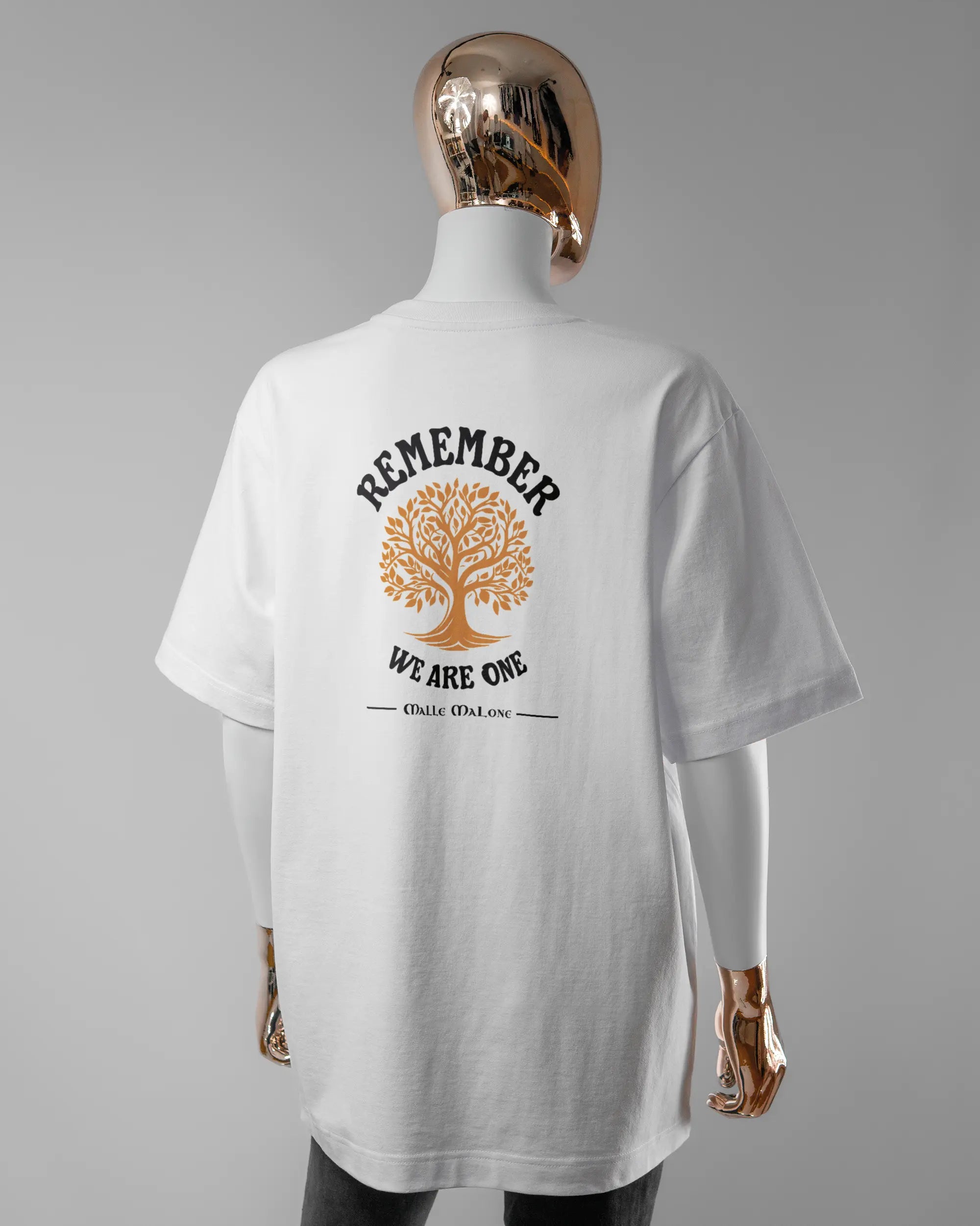 Rückseite des Organic Unisex T-Shirt Heavy Oversized von Maondo mit dem Design We are one in der Farbe White und in der Größe S getragen von einer femininen Puppe