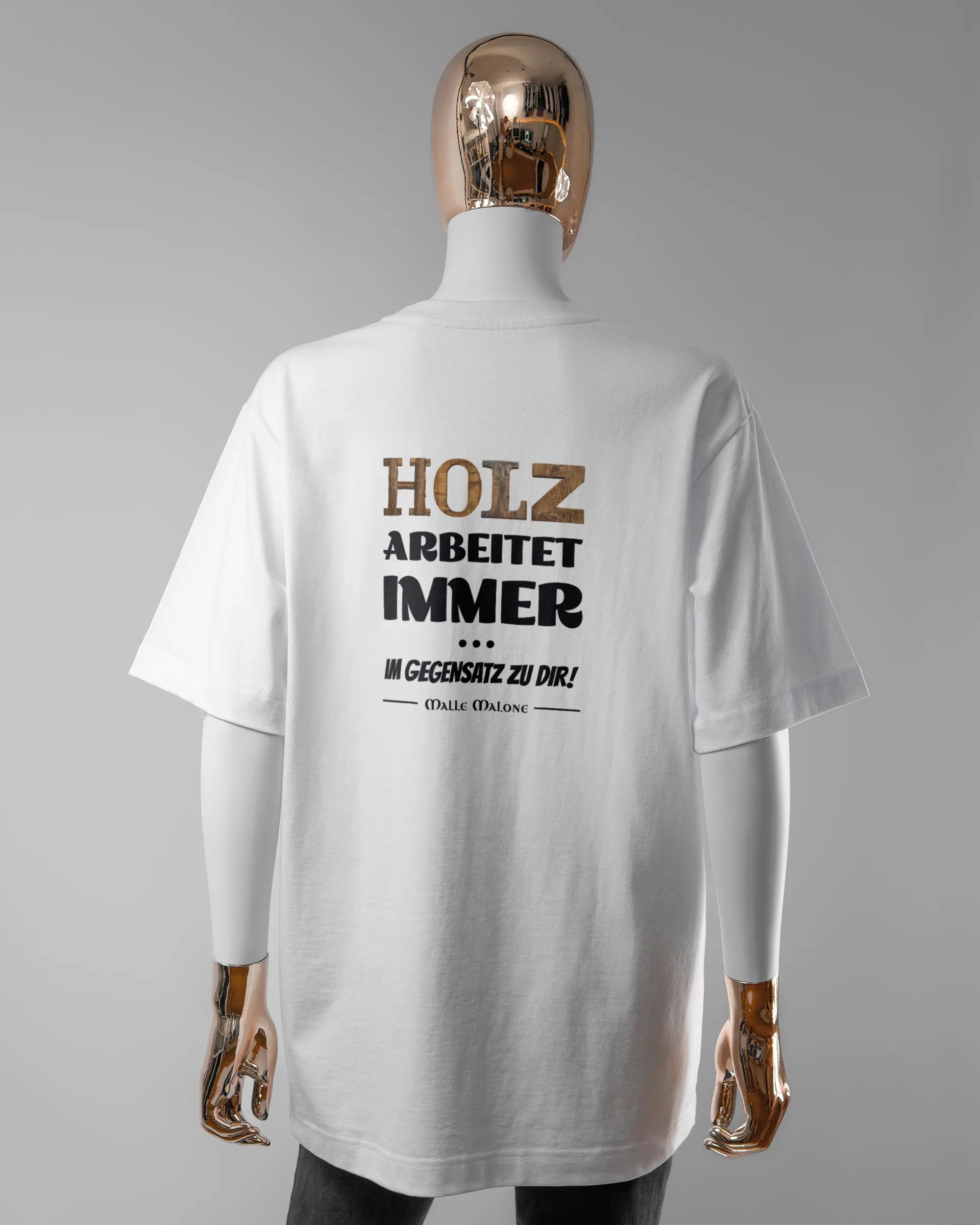 Rückseite des Organic Unisex T-Shirt Heavy Oversized von Maondo mit dem Design Holzarbeit in der Farbe White und in der Größe S getragen von einer femininen Puppe