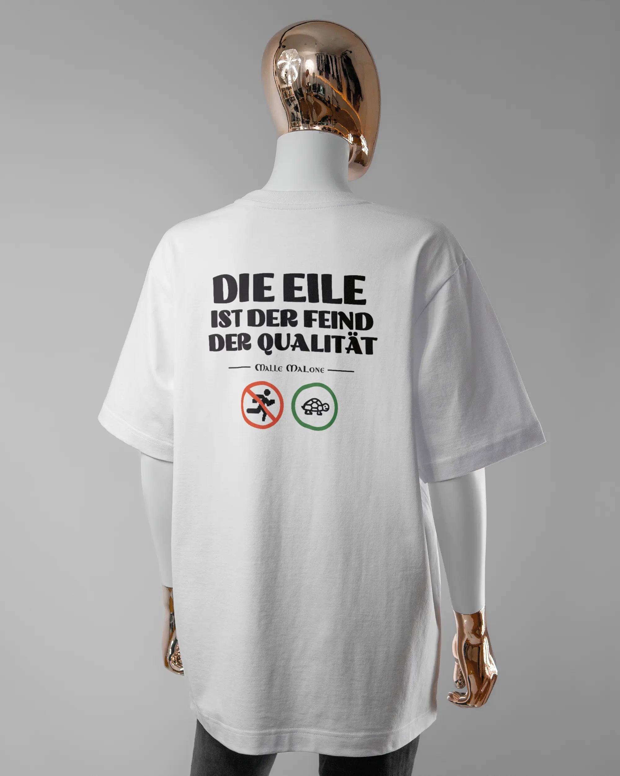 Rückseite des Organic Unisex T-Shirt Heavy Oversized von Maondo mit dem Design Keine Eile in der Farbe White und in der Größe S getragen von einer femininen Puppe