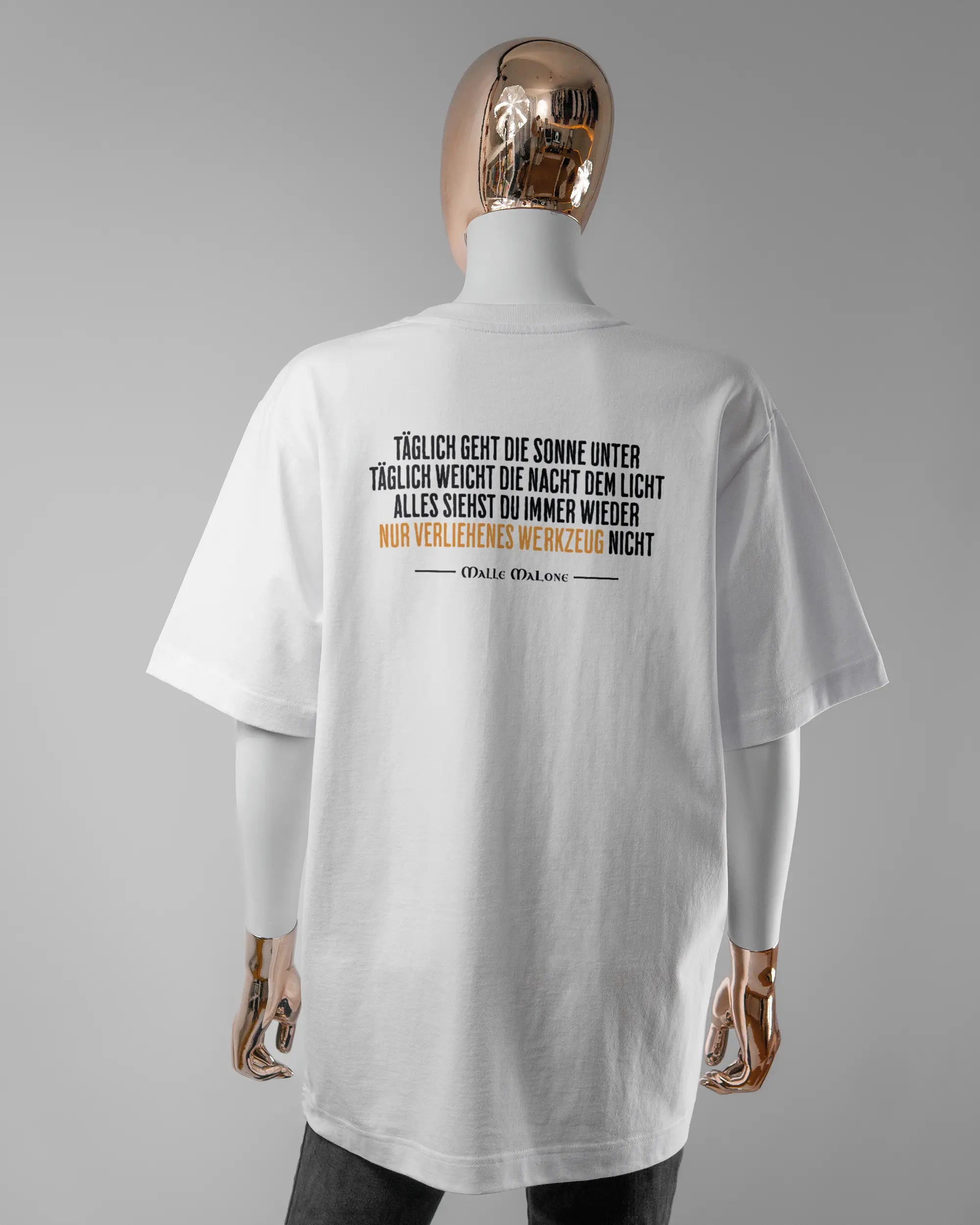 Rückseite des Organic Unisex T-Shirt Heavy Oversized von Maondo mit dem Design Wegzeug in der Farbe White und in der Größe S getragen von einer femininen Puppe