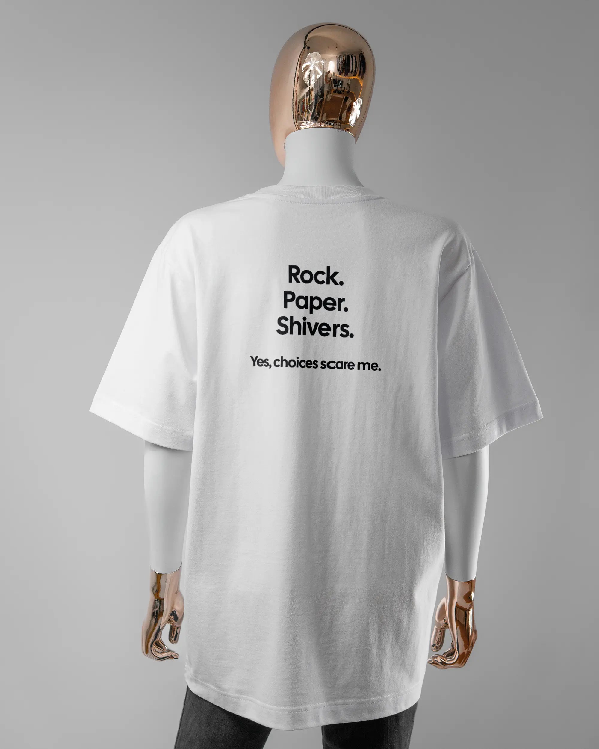 Rückseite des Organic Unisex T-Shirt Heavy Oversized von Maondo mit dem Design Rock Paper Shivers in der Farbe White und in der Größe S getragen von einer femininen Puppe