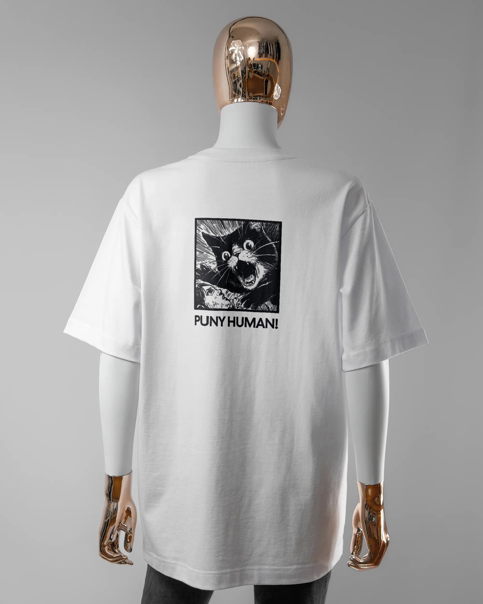 Rückseite des Organic Unisex T-Shirt Heavy Oversized von Maondo mit dem Design Puny Human in der Farbe White und in der Größe S getragen von einer femininen Puppe
