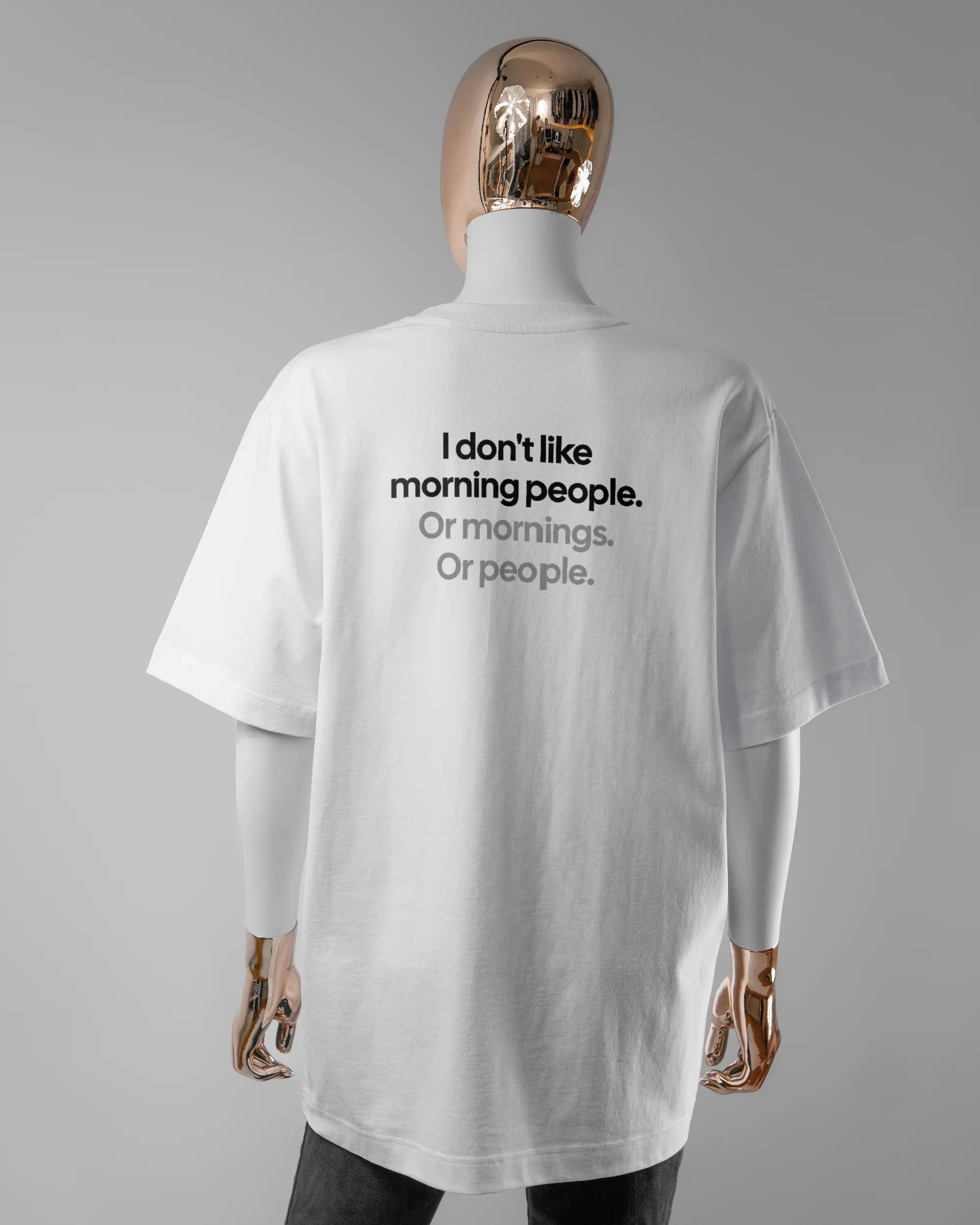 Rückseite des Organic Unisex T-Shirt Heavy Oversized von Maondo mit dem Design Morning Person in der Farbe White und in der Größe S getragen von einer femininen Puppe