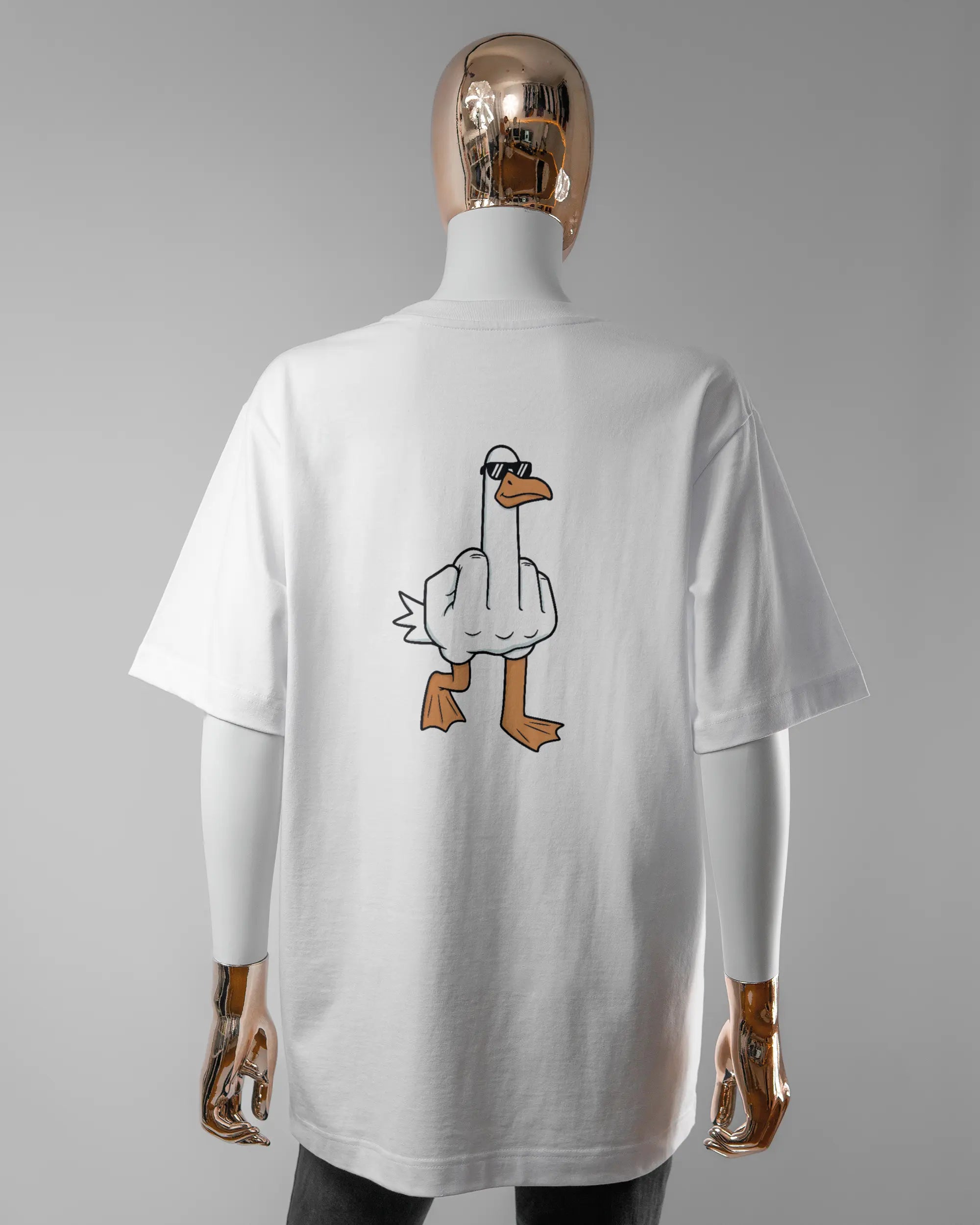 Rückseite des Organic Unisex T-Shirt Heavy Oversized von Maondo mit dem Design I give a duck in der Farbe White und in der Größe S getragen von einer femininen Puppe