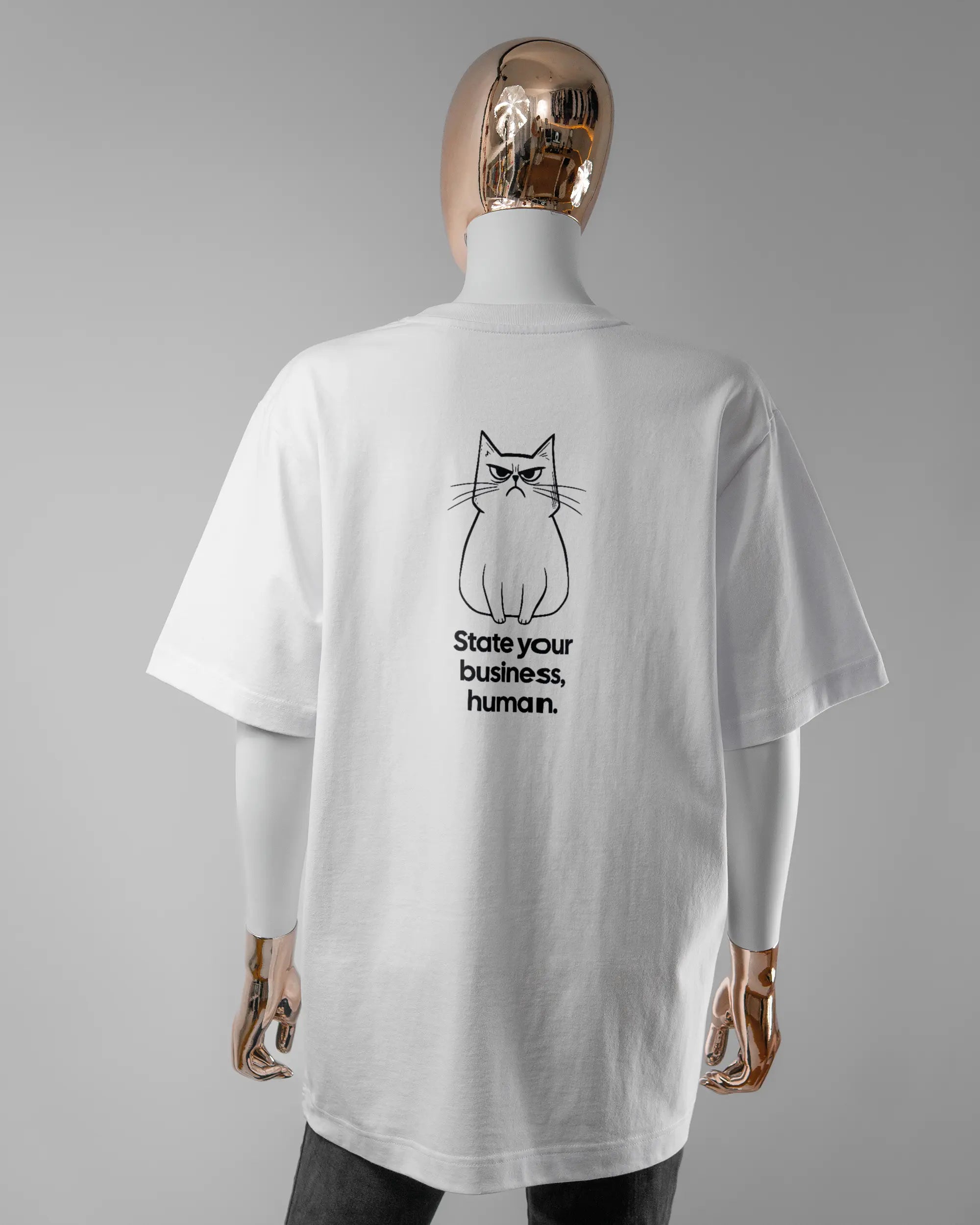 Rückseite des Organic Unisex T-Shirt Heavy Oversized von Maondo mit dem Design Grumpy Purr in der Farbe White und in der Größe S getragen von einer femininen Puppe