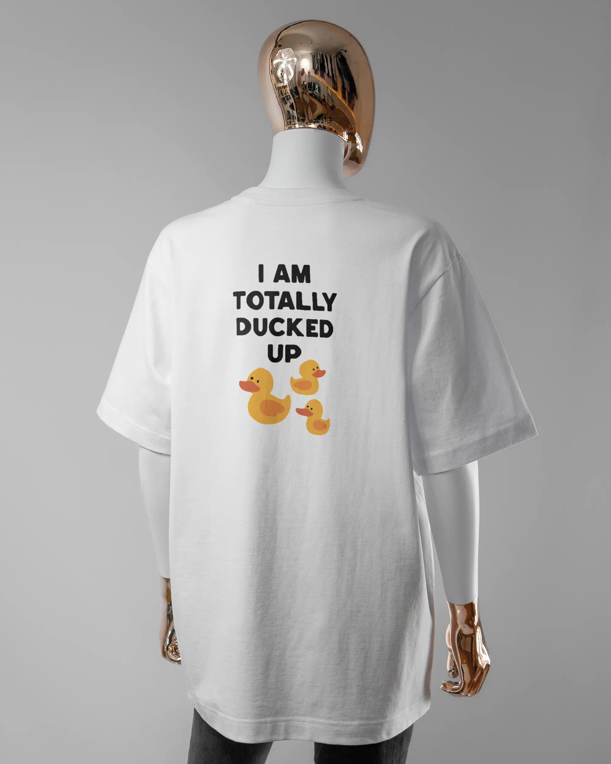 Rückseite des Organic Unisex T-Shirt Heavy Oversized von Maondo mit dem Design Ducked Up in der Farbe White und in der Größe S getragen von einer femininen Puppe