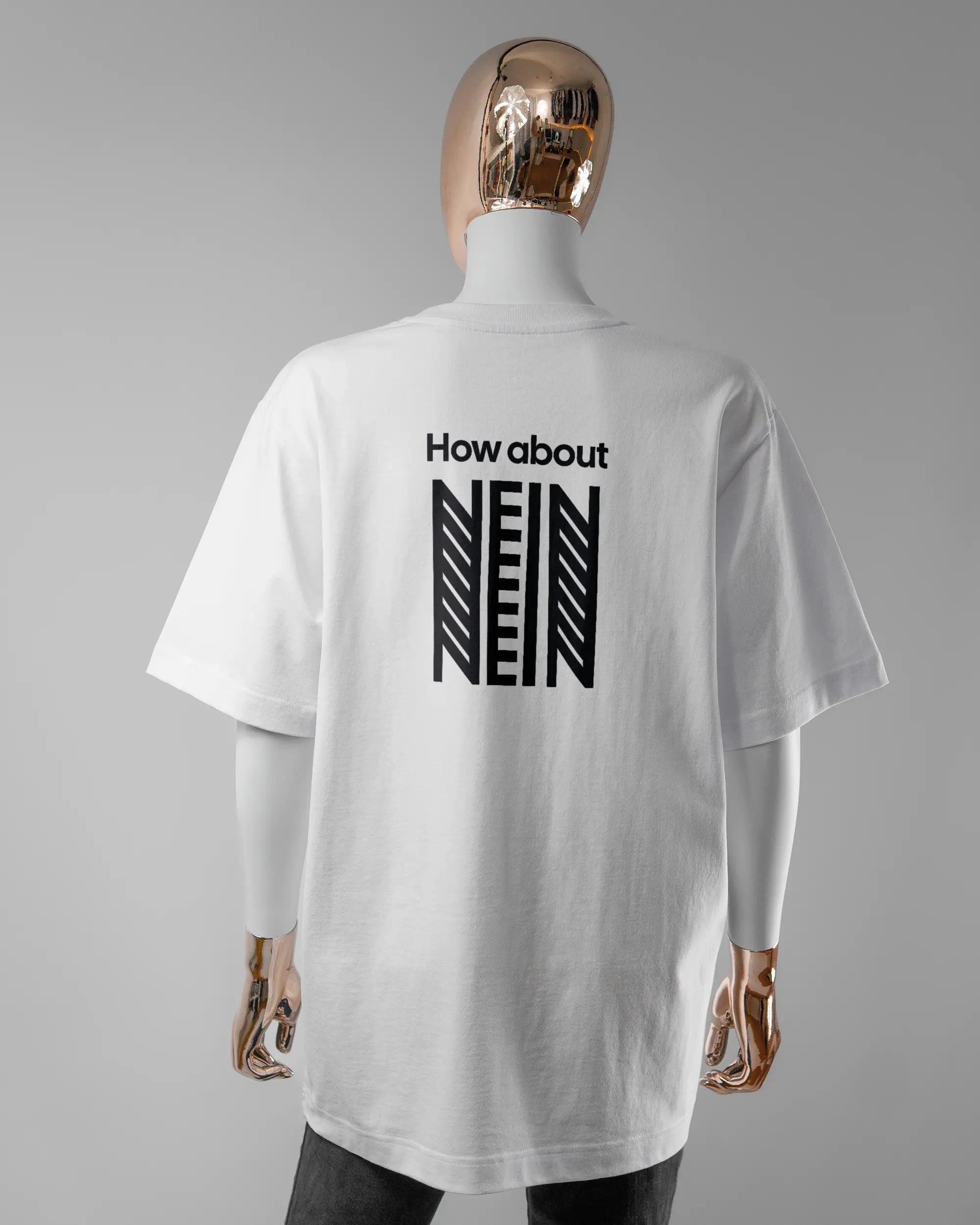 Rückseite des Organic Unisex T-Shirt Heavy Oversized von Maondo mit dem Design How about nein in der Farbe White und in der Größe S getragen von einer femininen Puppe