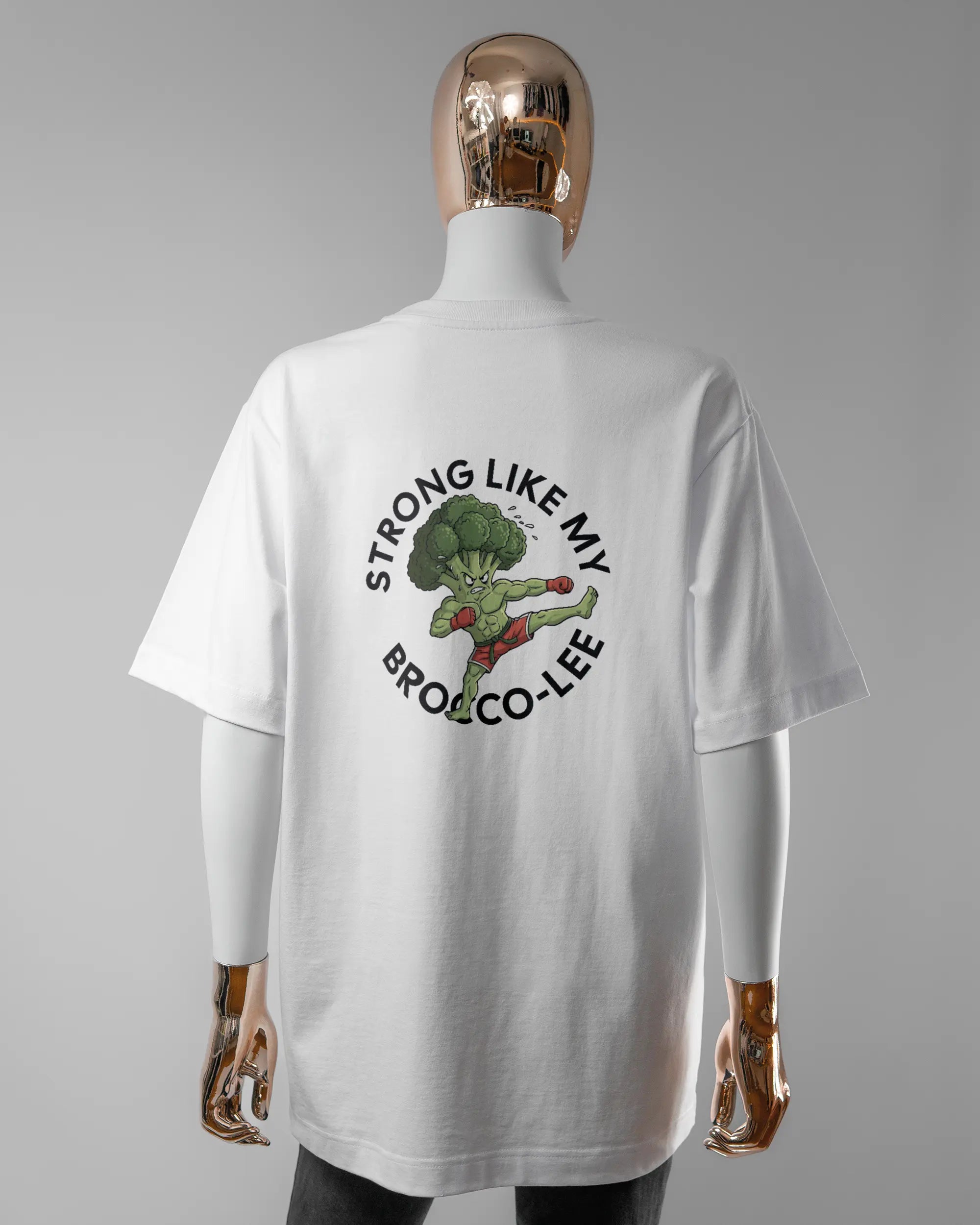 Rückseite des Organic Unisex T-Shirt Heavy Oversized von Maondo mit dem Design Brocco-Lee in der Farbe White und in der Größe S getragen von einer femininen Puppe
