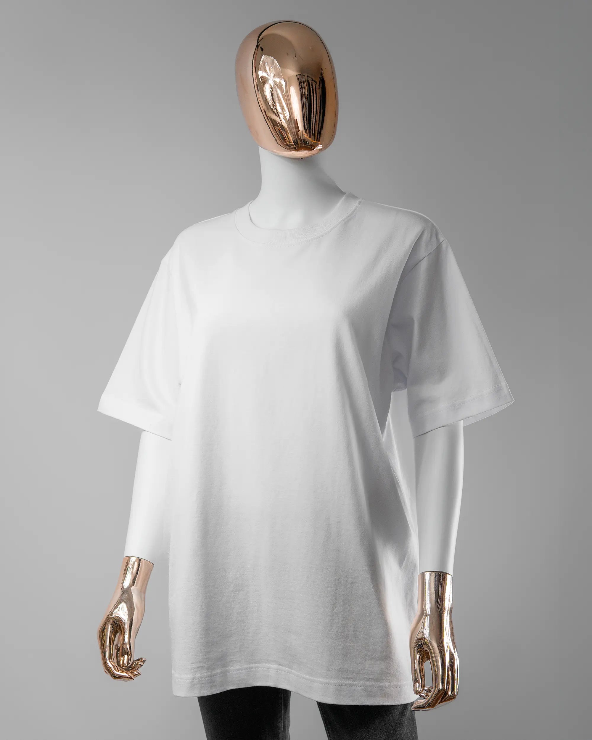 Vorderseite des Organic Unisex T-Shirt Heavy Oversized von Maondo ohne Motiv in der Farbe White und in der Größe S getragen von einer femininen Puppe