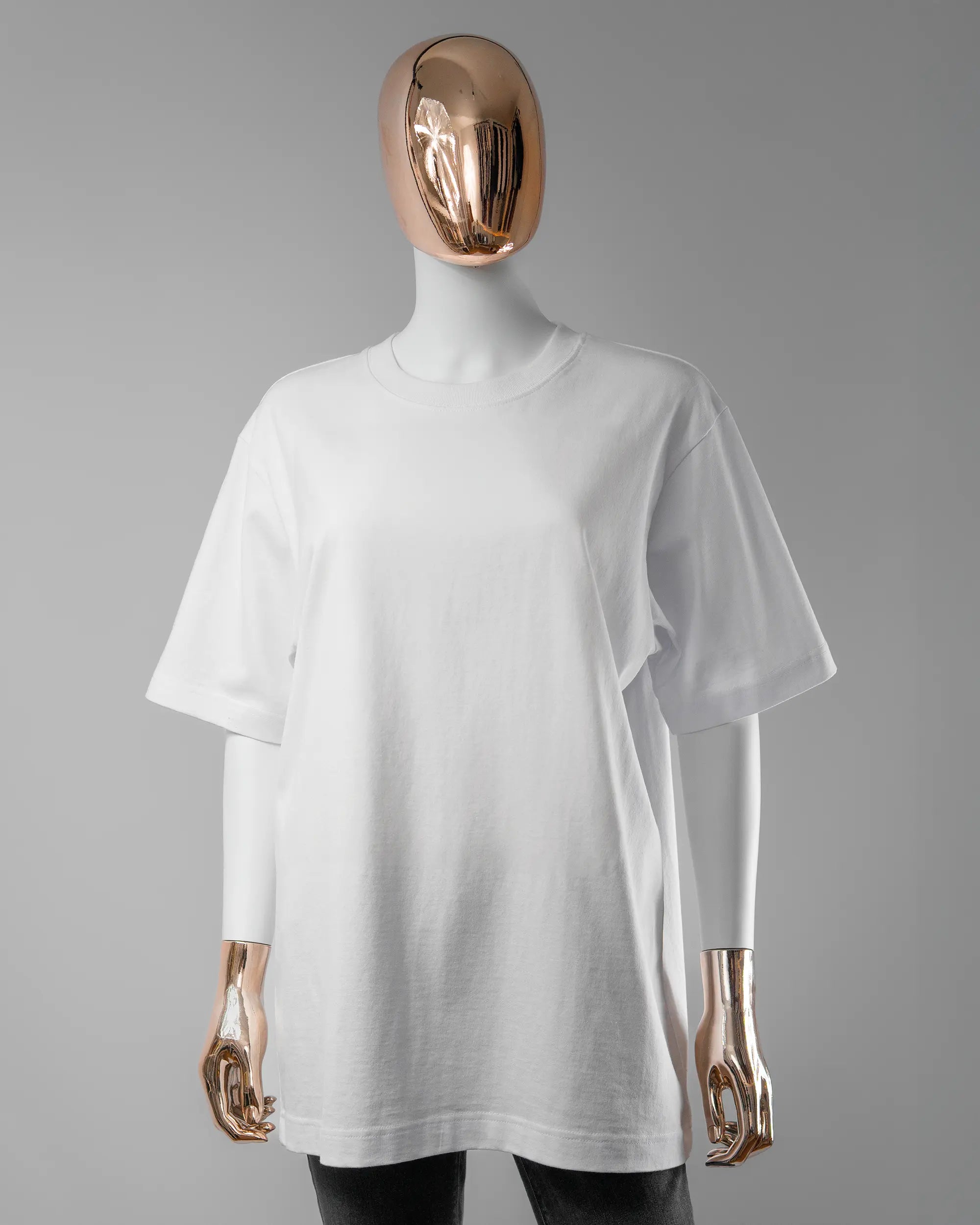 Vorderseite des Organic Unisex T-Shirt Heavy Oversized von Maondo ohne Motiv in der Farbe White und in der Größe S getragen von einer femininen Puppe