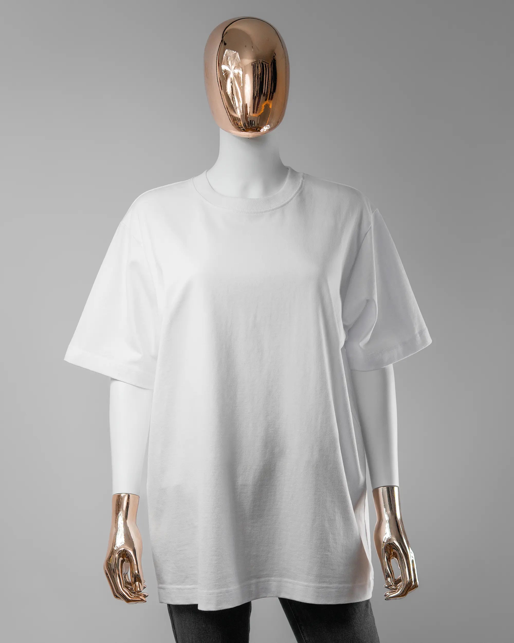 Vorderseite des Organic Unisex T-Shirt Heavy Oversized von Maondo ohne Motiv in der Farbe White und in der Größe S getragen von einer femininen Puppe