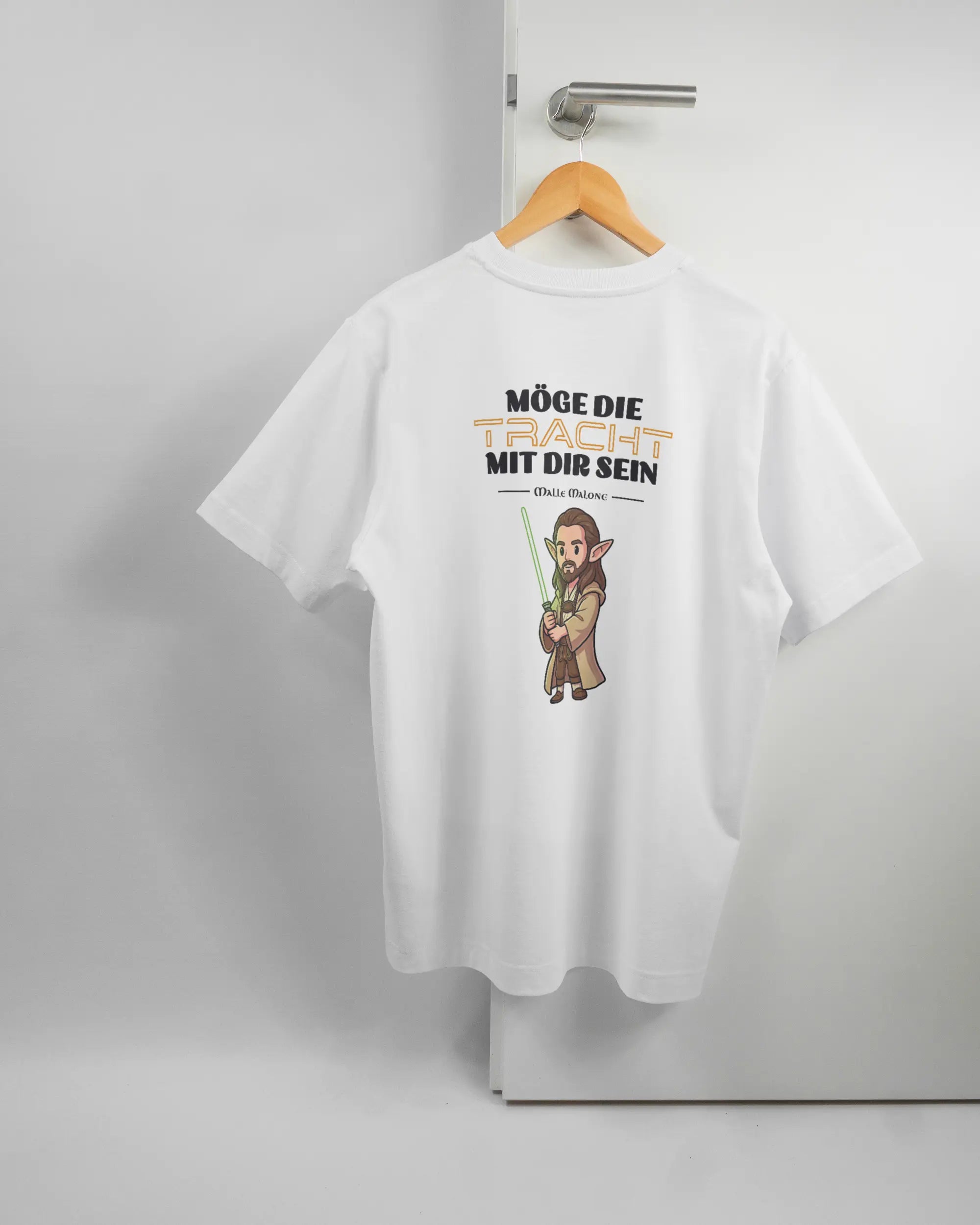 Rückseite des Organic Unisex T-Shirt Heavy Oversized von Maondo mit dem Design Tracht mit dir in der Farbe White und in der Größe S auf einem Bügel an der Türklinke aufgehängt