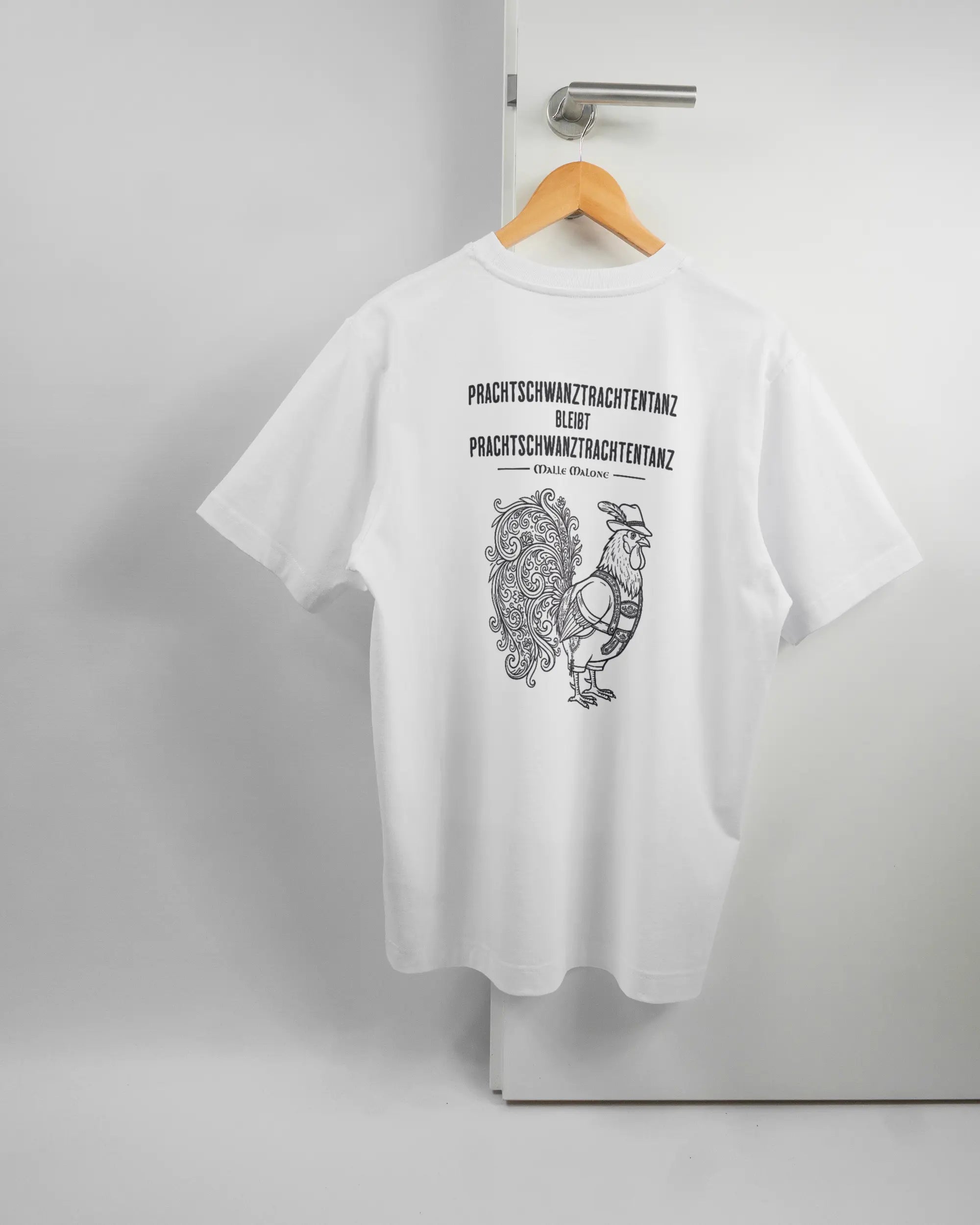 Rückseite des Organic Unisex T-Shirt Heavy Oversized von Maondo mit dem Design Trachtentanz in der Farbe White und in der Größe S auf einem Bügel an der Türklinke aufgehängt