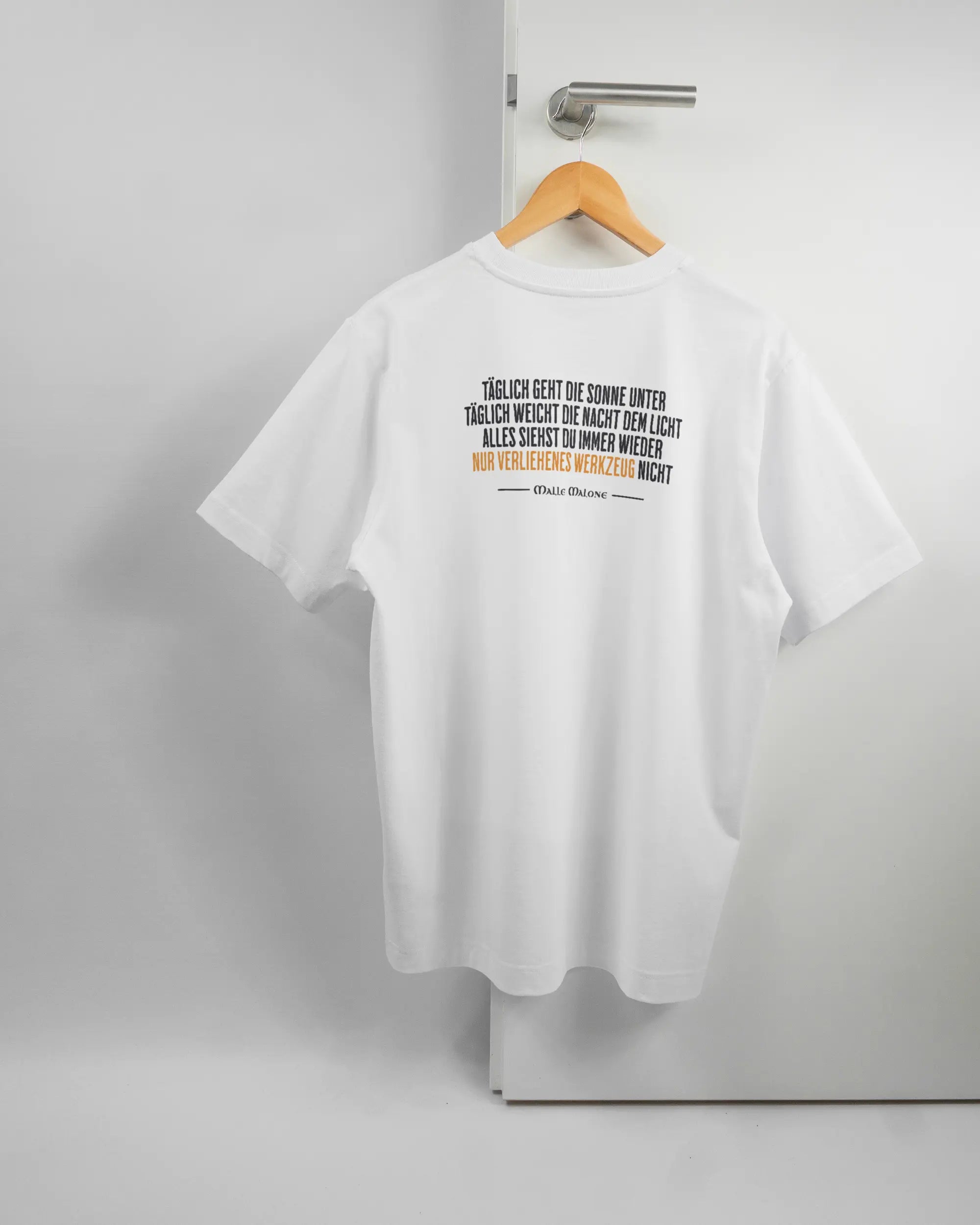 Rückseite des Organic Unisex T-Shirt Heavy Oversized von Maondo mit dem Design Wegzeug in der Farbe White und in der Größe S auf einem Bügel an der Türklinke aufgehängt