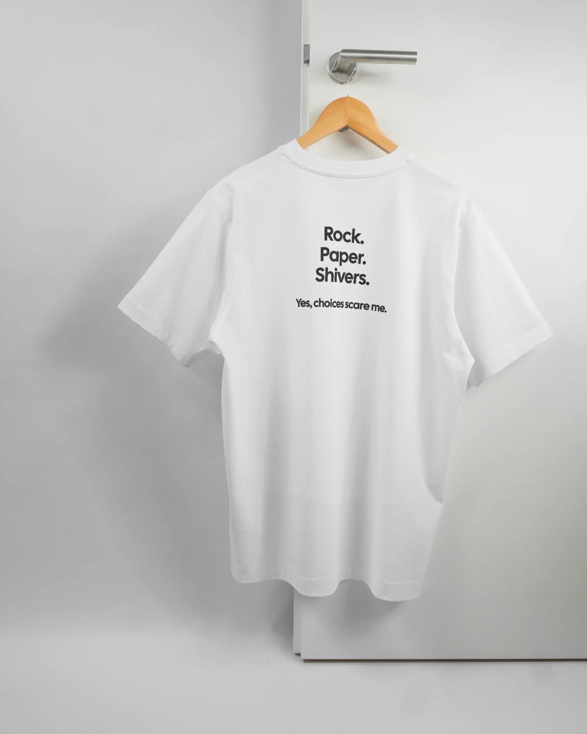 Rückseite des Organic Unisex T-Shirt Heavy Oversized von Maondo mit dem Design Rock Paper Shivers in der Farbe White und in der Größe S auf einem Bügel an der Türklinke aufgehängt